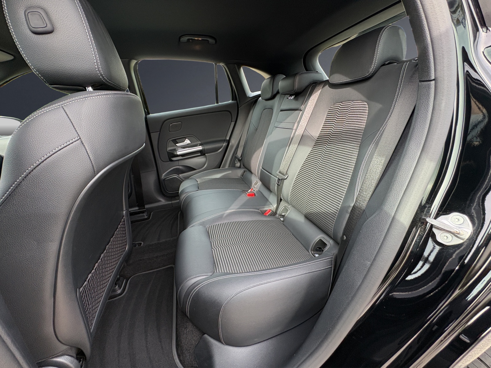 MERCEDES-BENZ EQA 300 4Matic-image-9