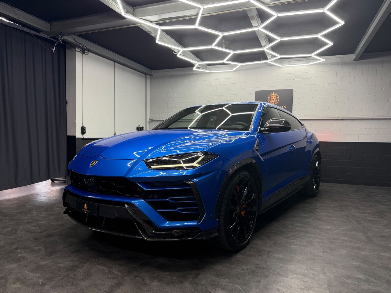 LAMBORGHINI Urus E-Gear | Akrapovic | Full Carbon | Panorama Dach | Lambo Garantie-image-2