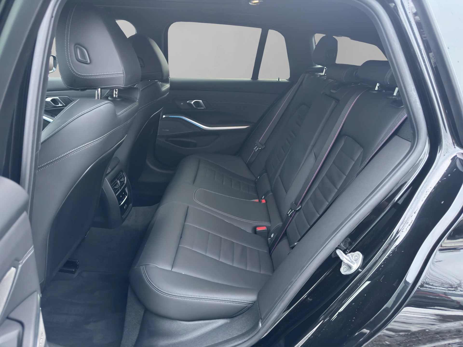BMW 320d xDrive 48V Touring Steptronic M Sport Pro-image-17