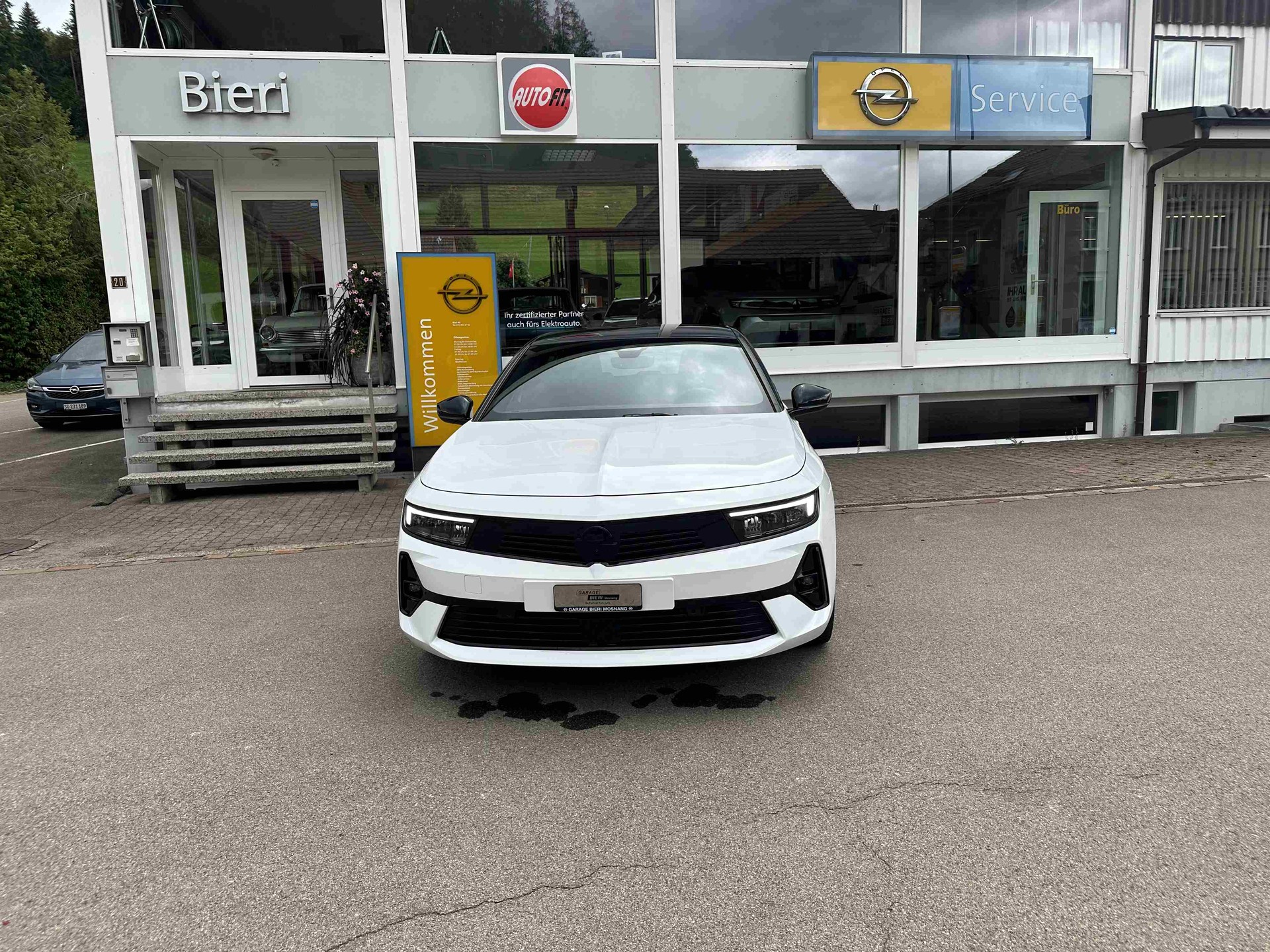 OPEL Astra 1.6 T PHEV 180 Swiss Plus-image-1
