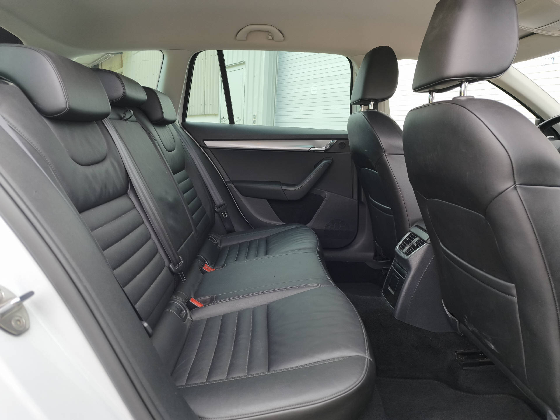 SKODA Octavia 2.0 TDI 184 Elegance 4x4 DSG-image-8