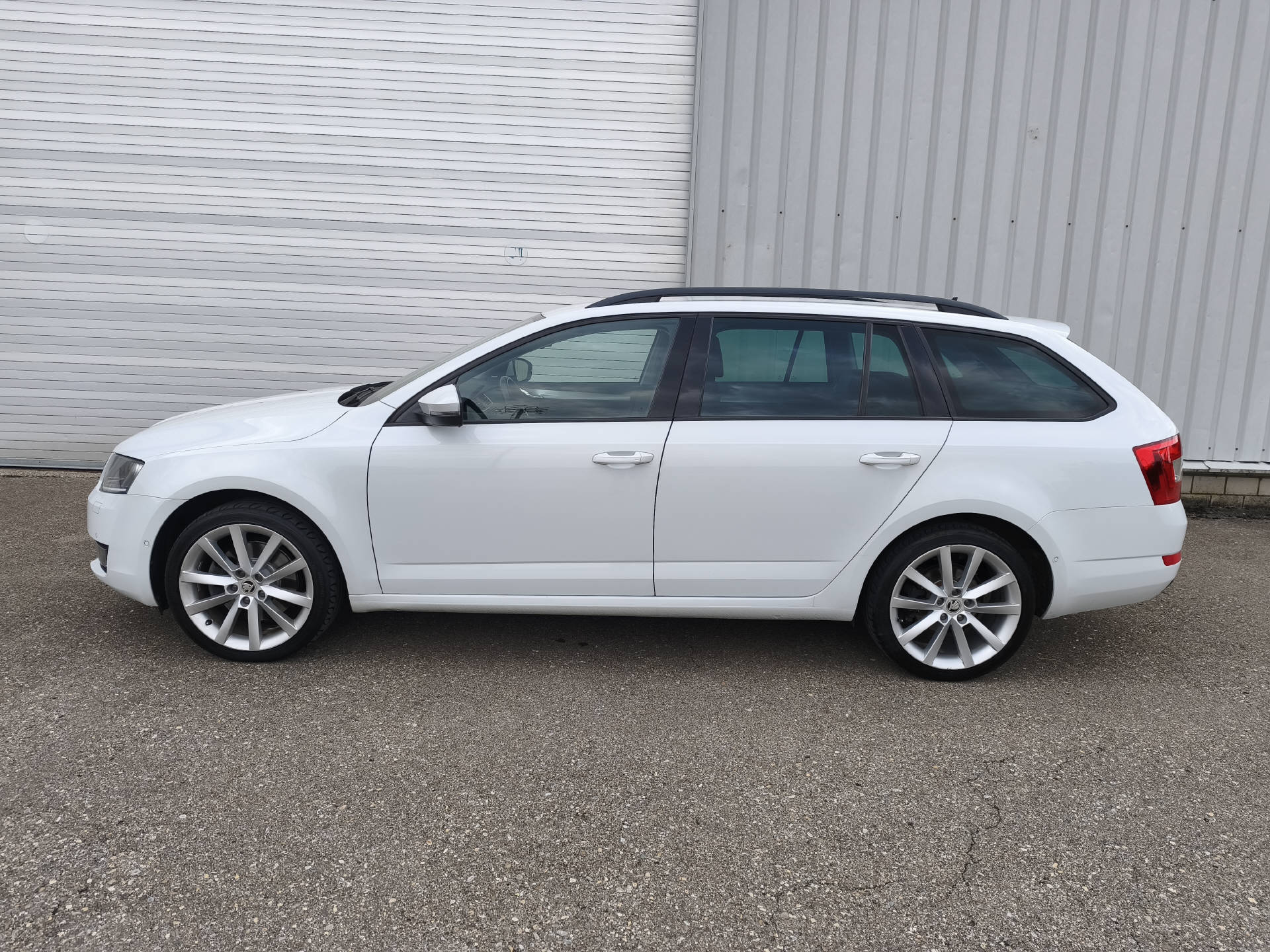 SKODA Octavia 2.0 TDI 184 Elegance 4x4 DSG-image-4