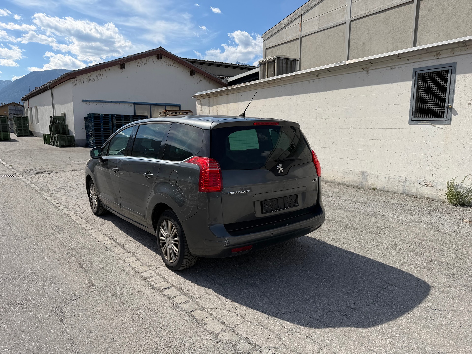 PEUGEOT 5008 1.6 16V T Sport-image-10