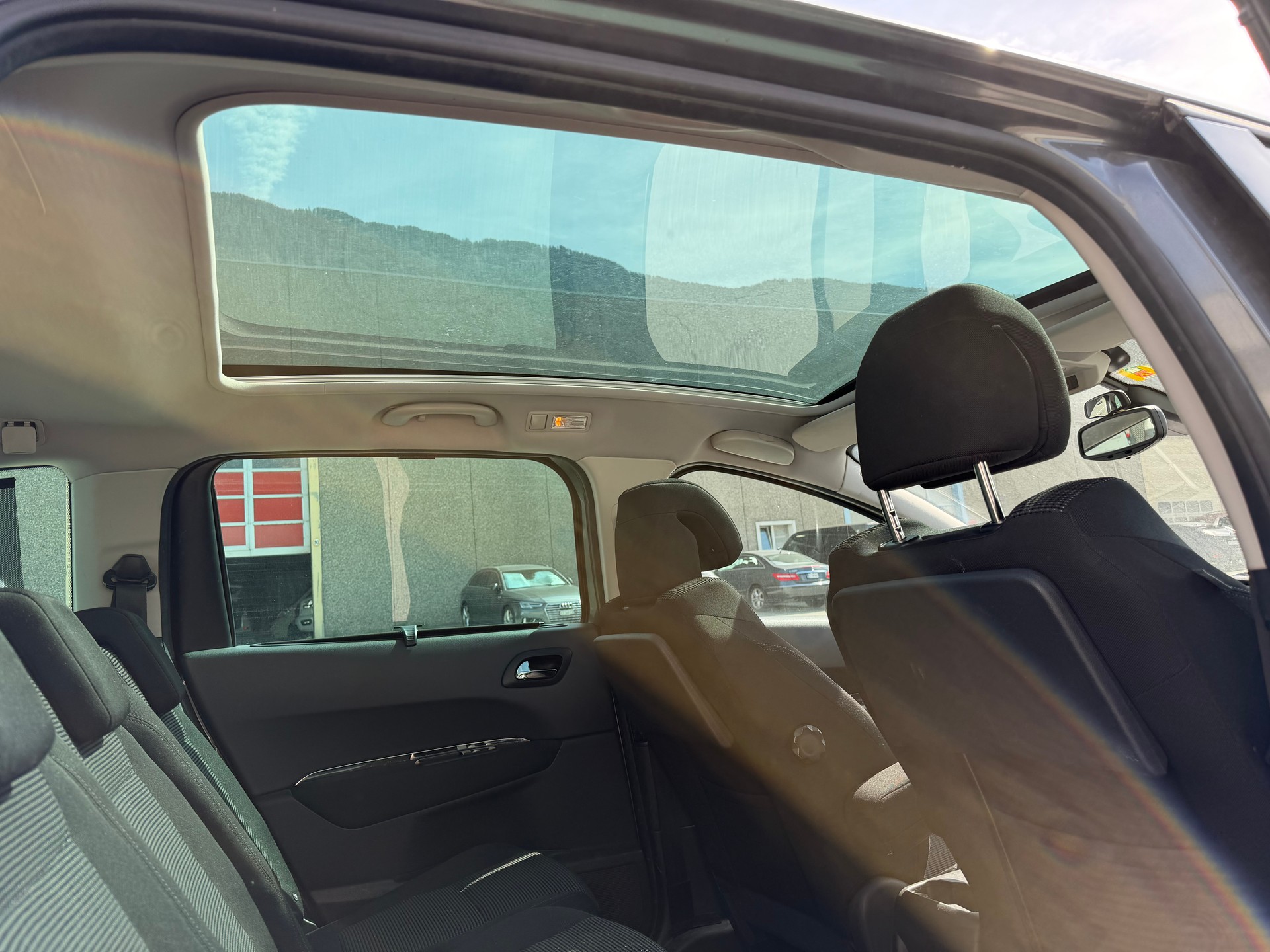 PEUGEOT 5008 1.6 16V T Sport-image-2