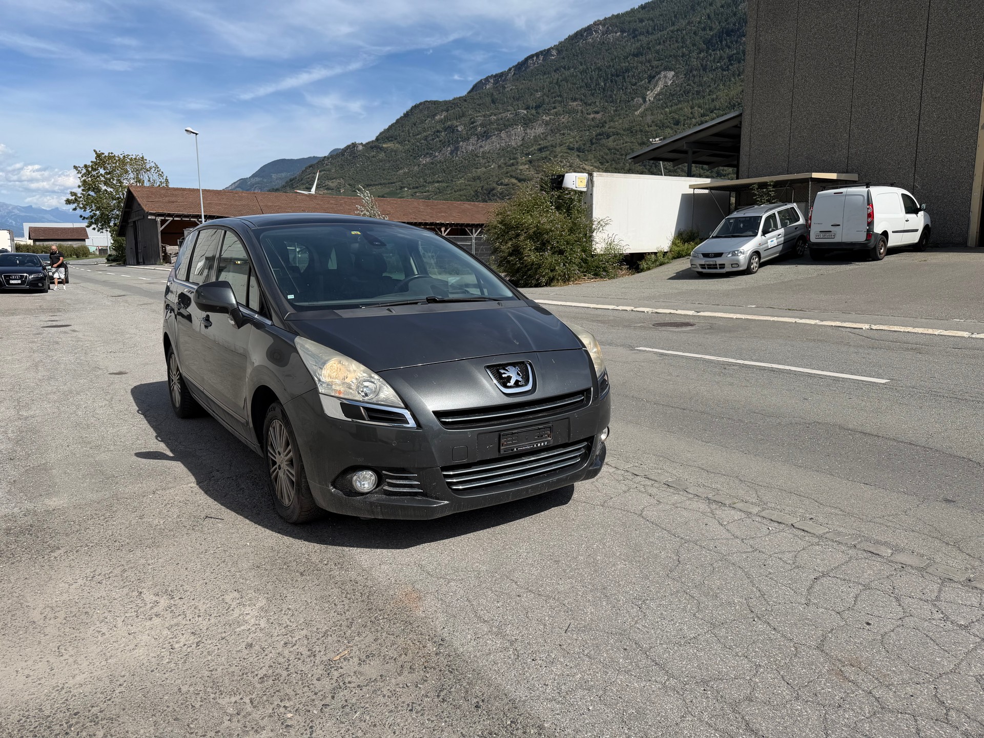 PEUGEOT 5008 1.6 16V T Sport-image-6