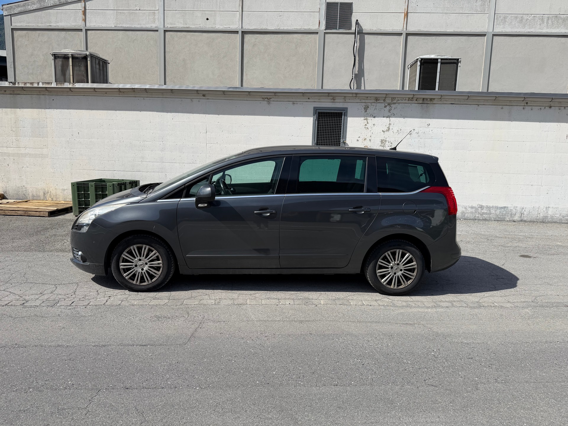 PEUGEOT 5008 1.6 16V T Sport-image-1