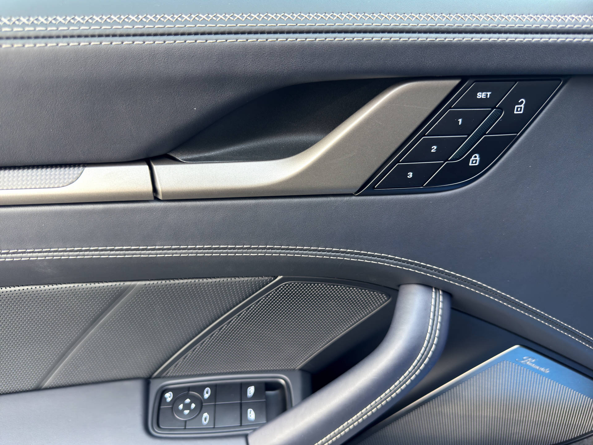 PORSCHE 911 Turbo S-image-10