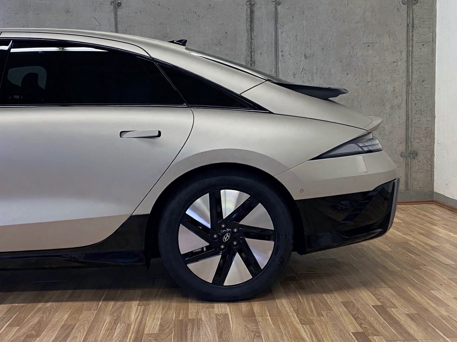 HYUNDAI Ioniq 6 *77kWh*Swiss*Launch Edition*4WD*-image-24