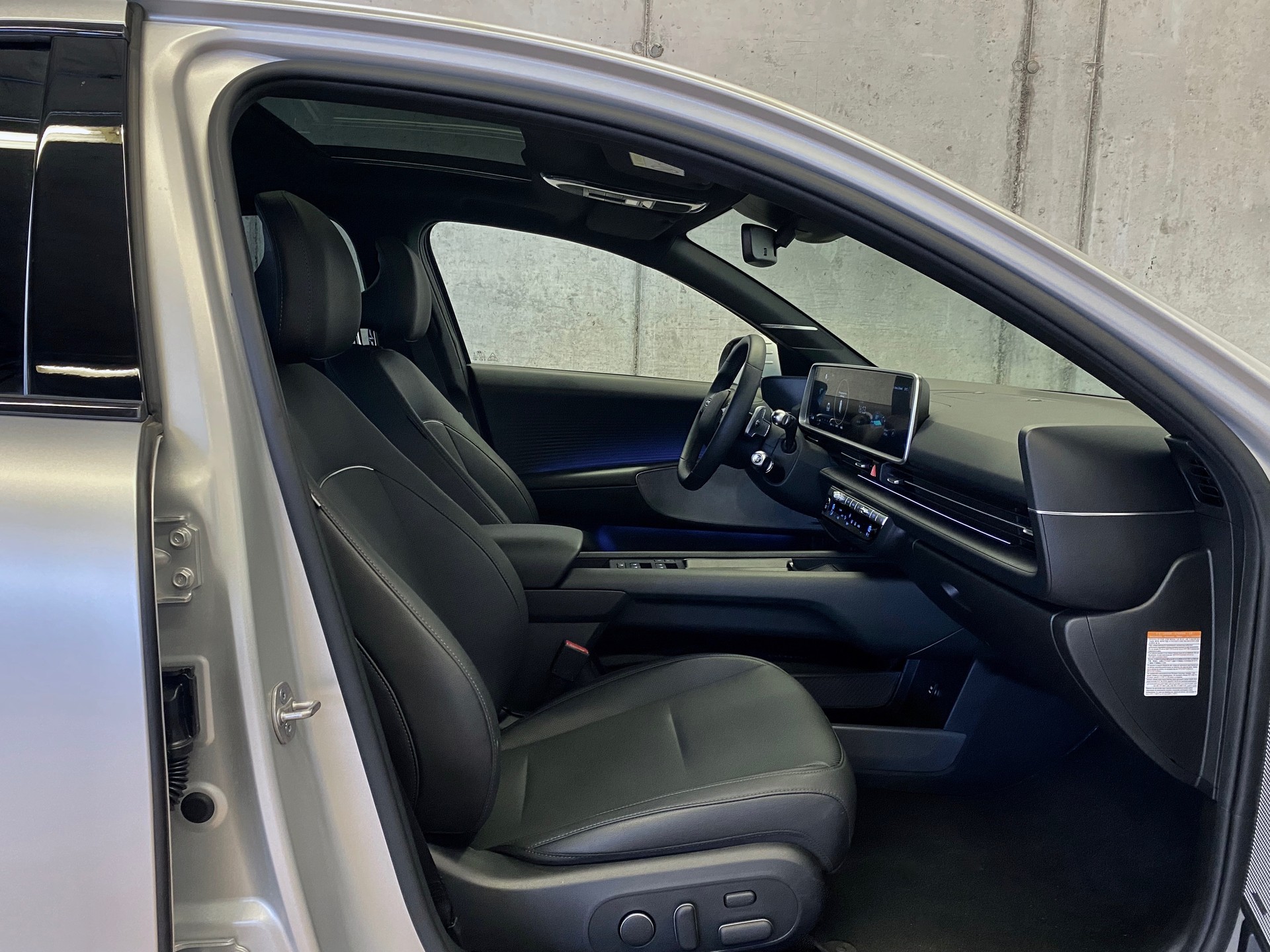HYUNDAI Ioniq 6 *77kWh*Swiss*Launch Edition*4WD*-image-4