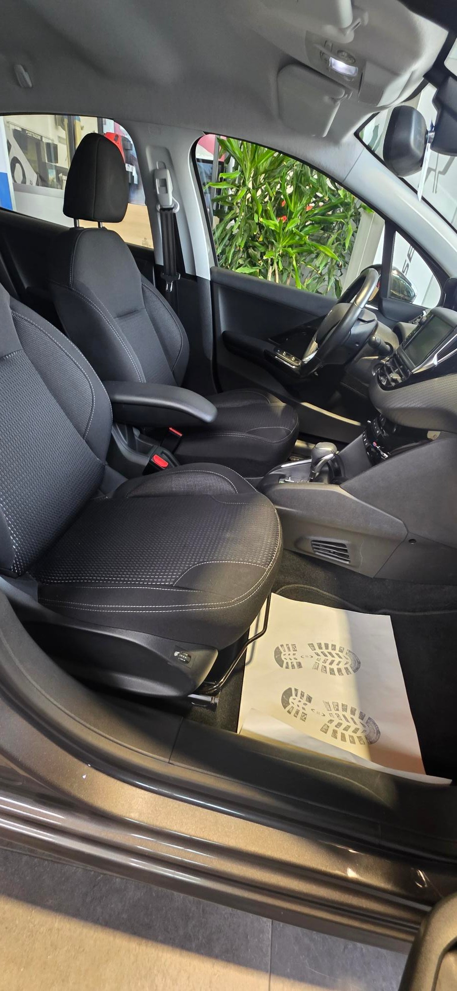 PEUGEOT 208 1.2 PureTech Allure EAT6-image-8