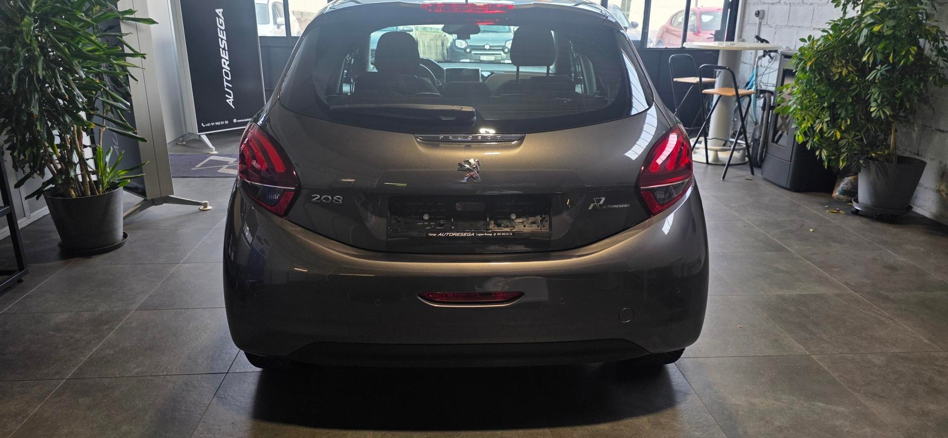 PEUGEOT 208 1.2 PureTech Allure EAT6-image-5