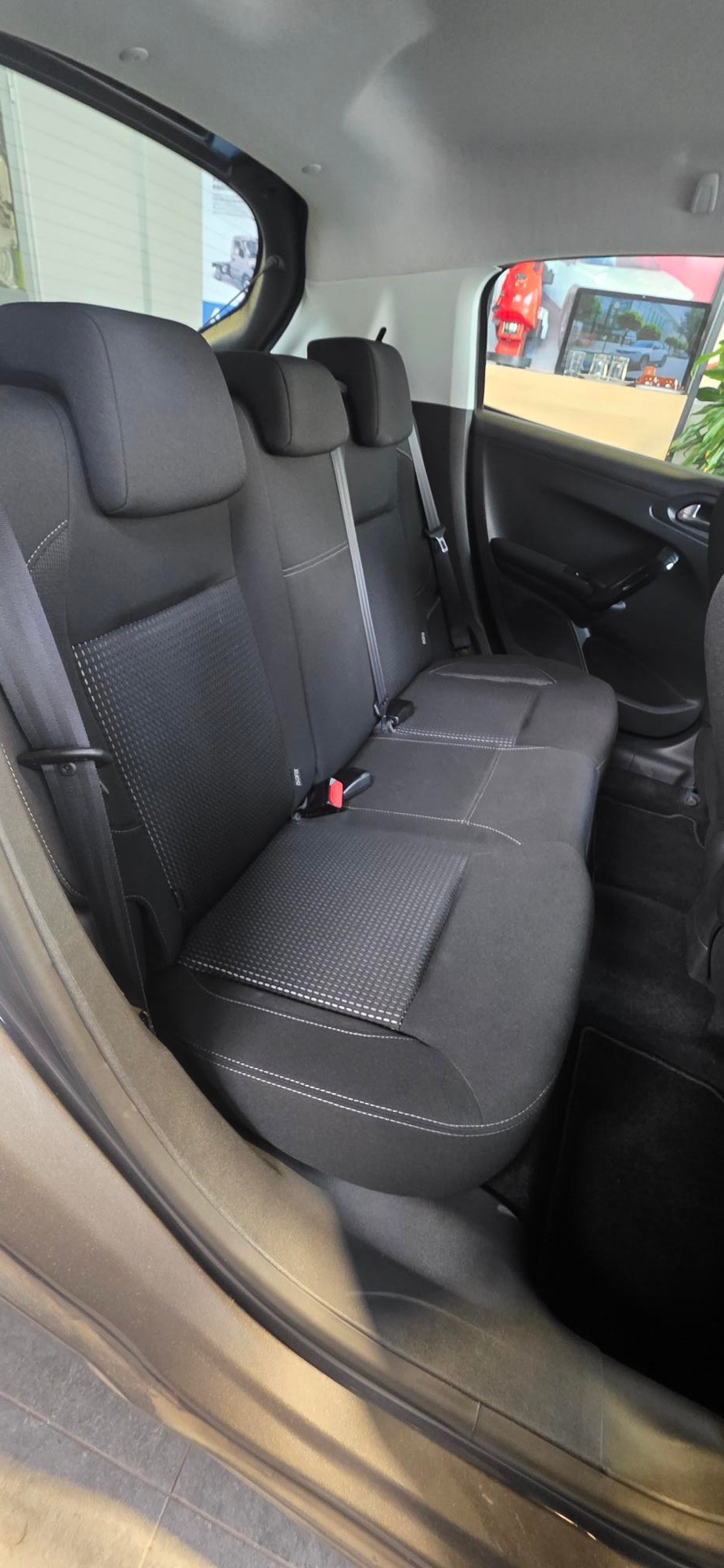 PEUGEOT 208 1.2 PureTech Allure EAT6-image-9