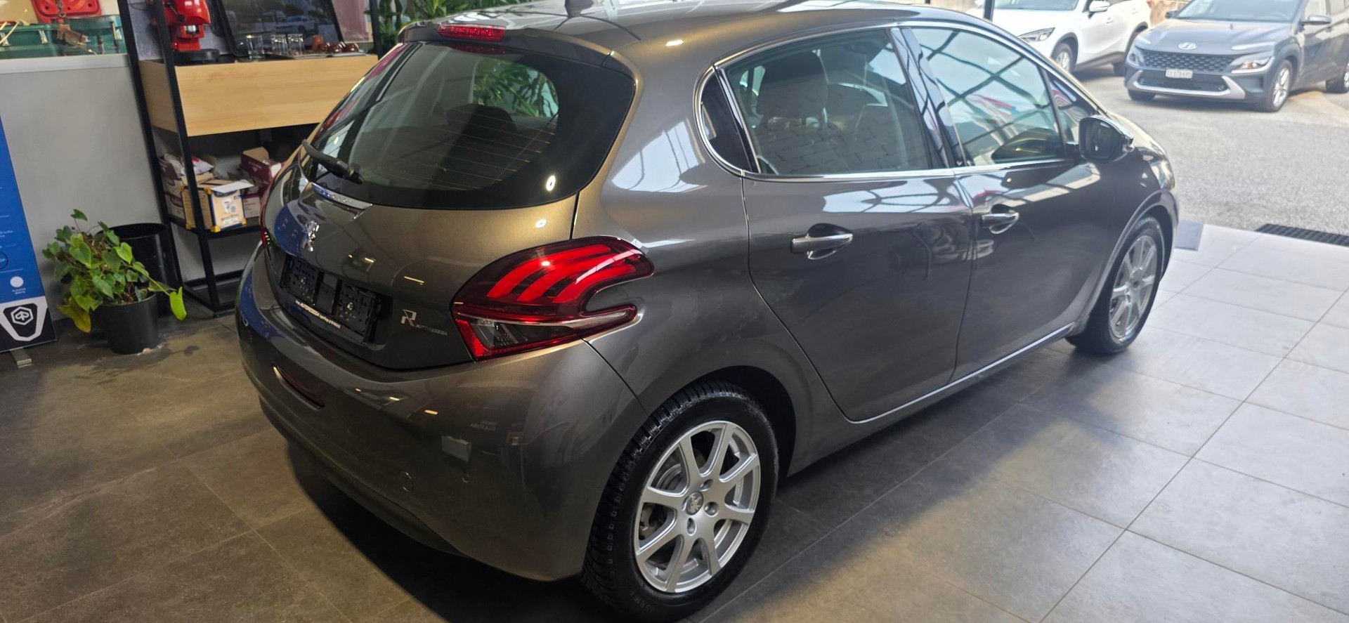 PEUGEOT 208 1.2 PureTech Allure EAT6-image-4