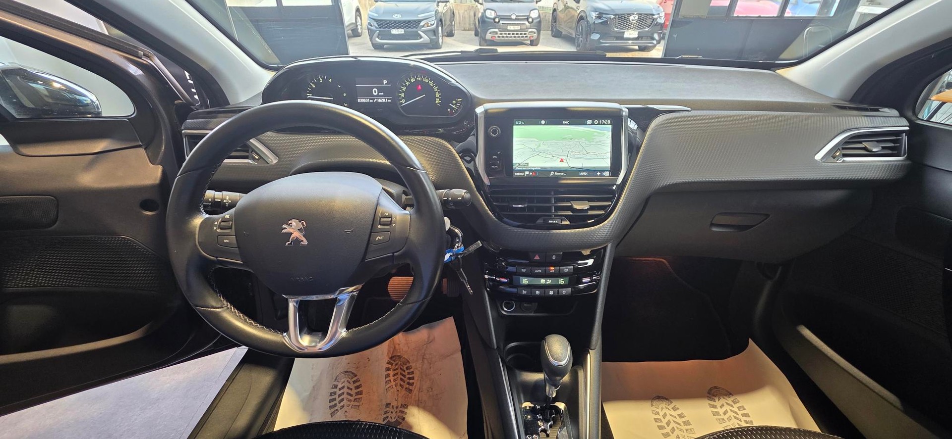 PEUGEOT 208 1.2 PureTech Allure EAT6-image-11