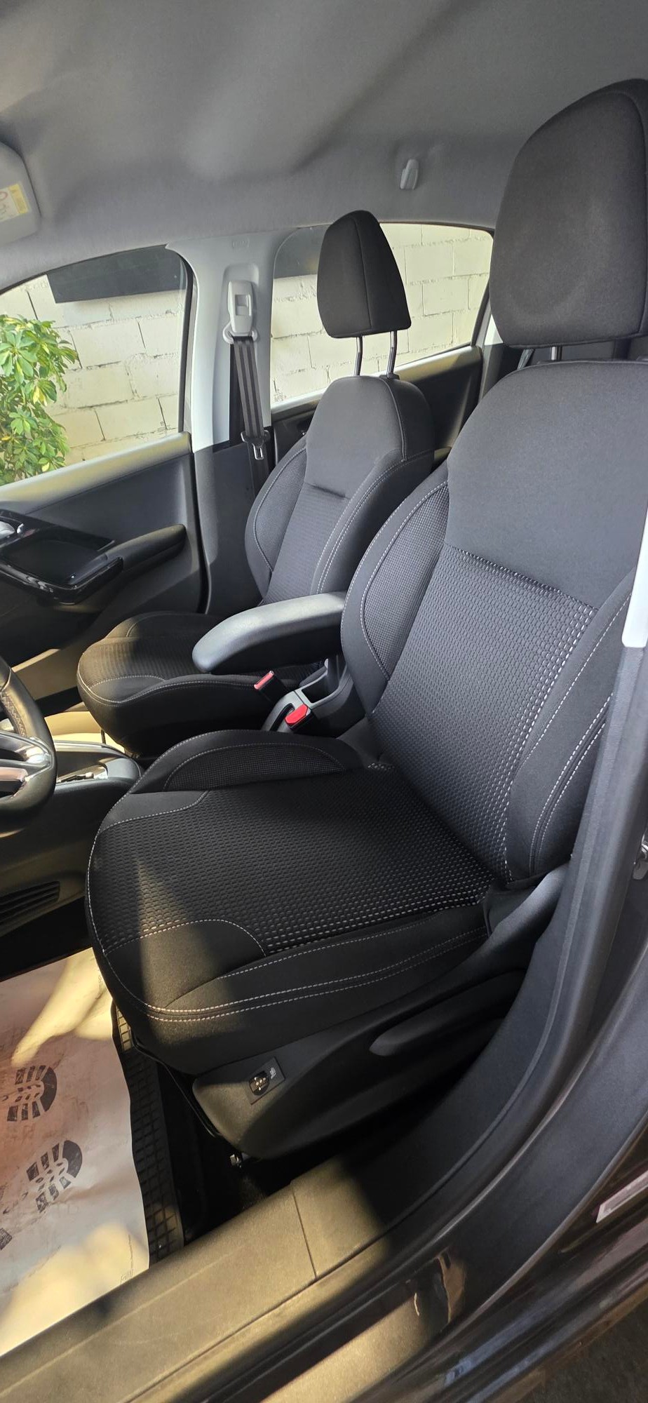 PEUGEOT 208 1.2 PureTech Allure EAT6-image-6