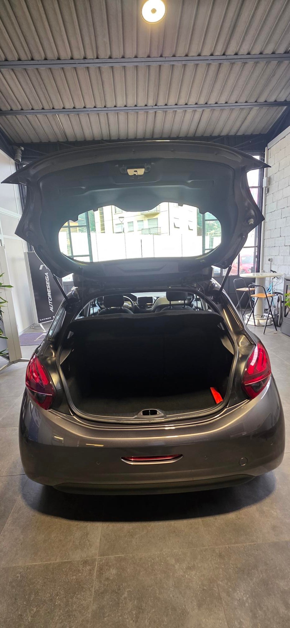 PEUGEOT 208 1.2 PureTech Allure EAT6-image-10