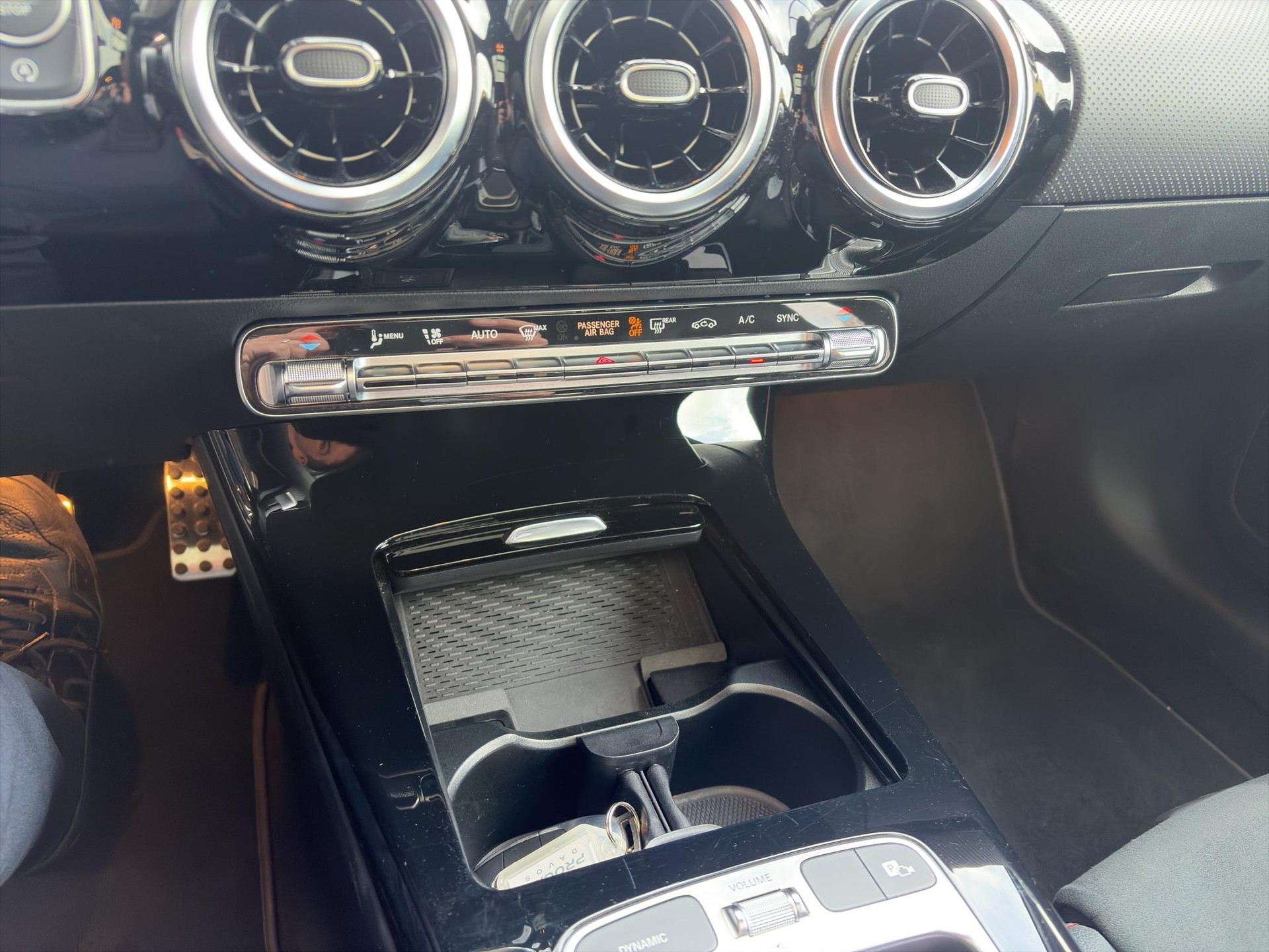 MERCEDES-BENZ A-Klasse W177 A 220 AMG Line 4m-image-11