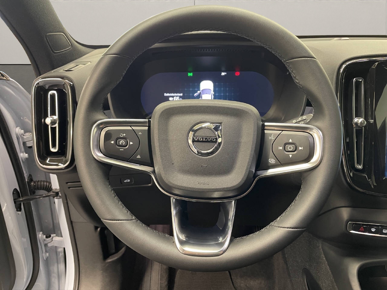 VOLVO XC40 E80 Twin Plus AWD-image-9