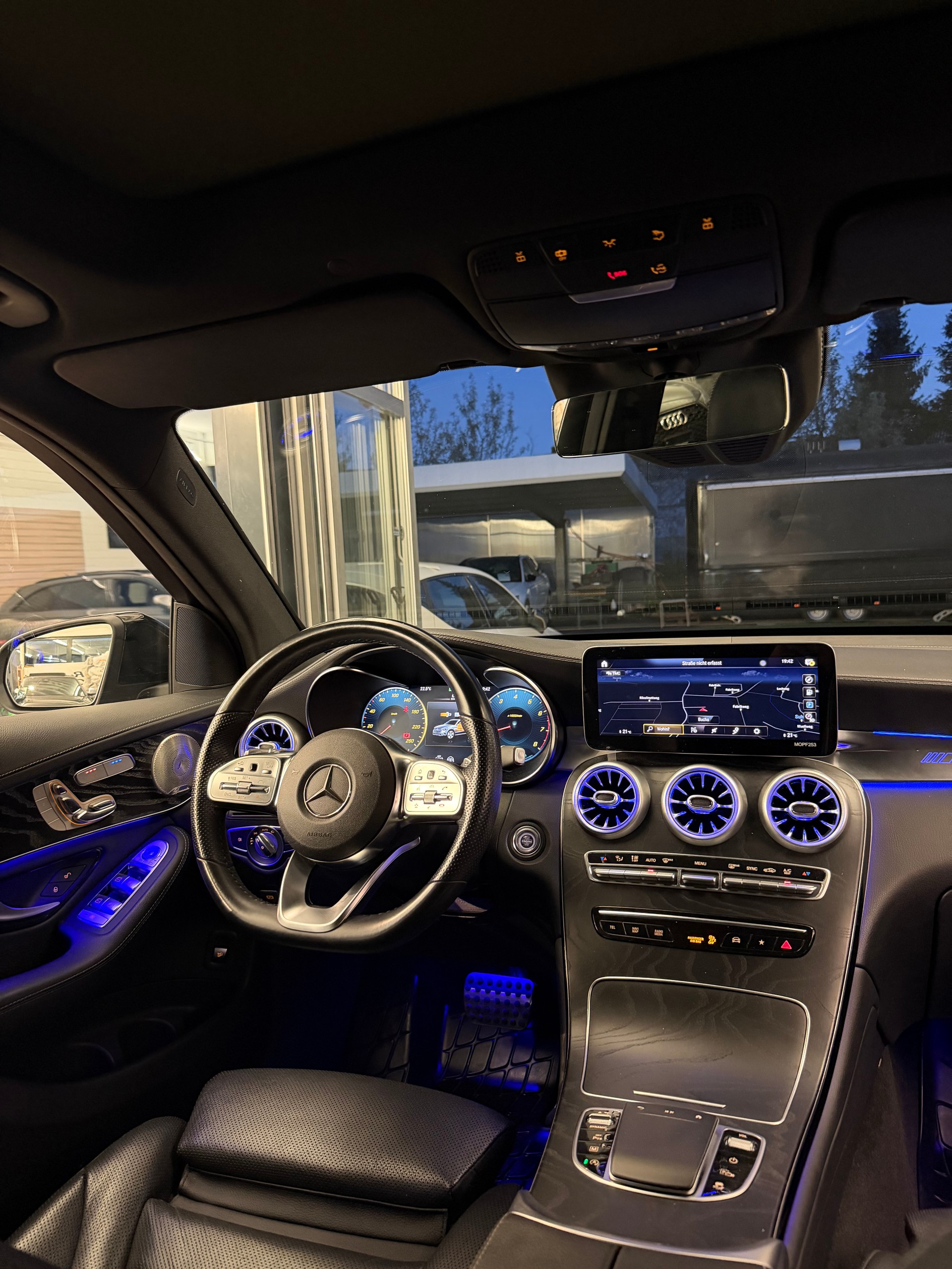 MERCEDES-BENZ GLC 300 AMG Line 4m-image-10
