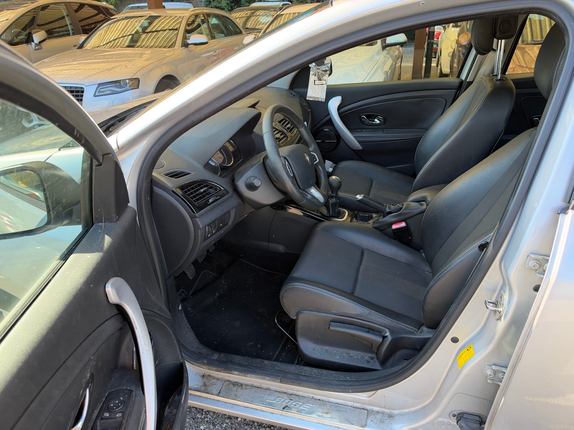 RENAULT Mégane 1.4 16V Turbo Bose-image-9