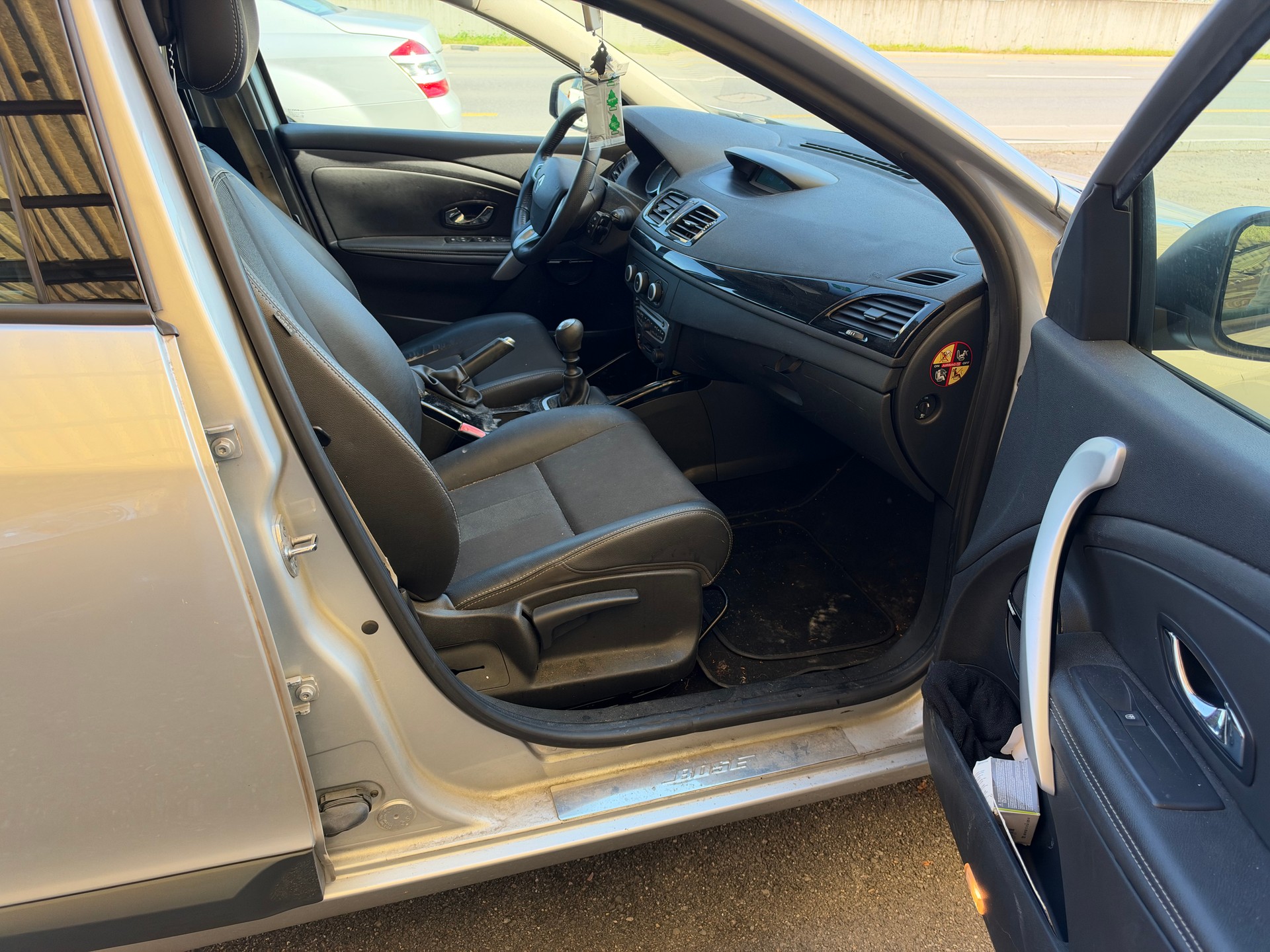RENAULT Mégane 1.4 16V Turbo Bose-image-8