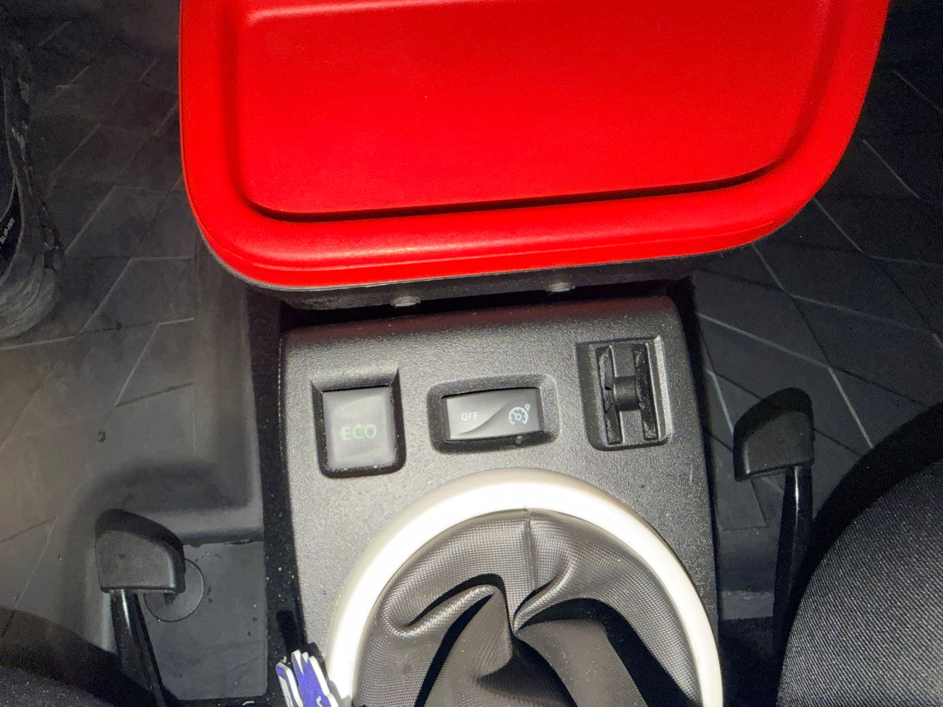RENAULT Twingo 0.9 Swiss Edition-image-11