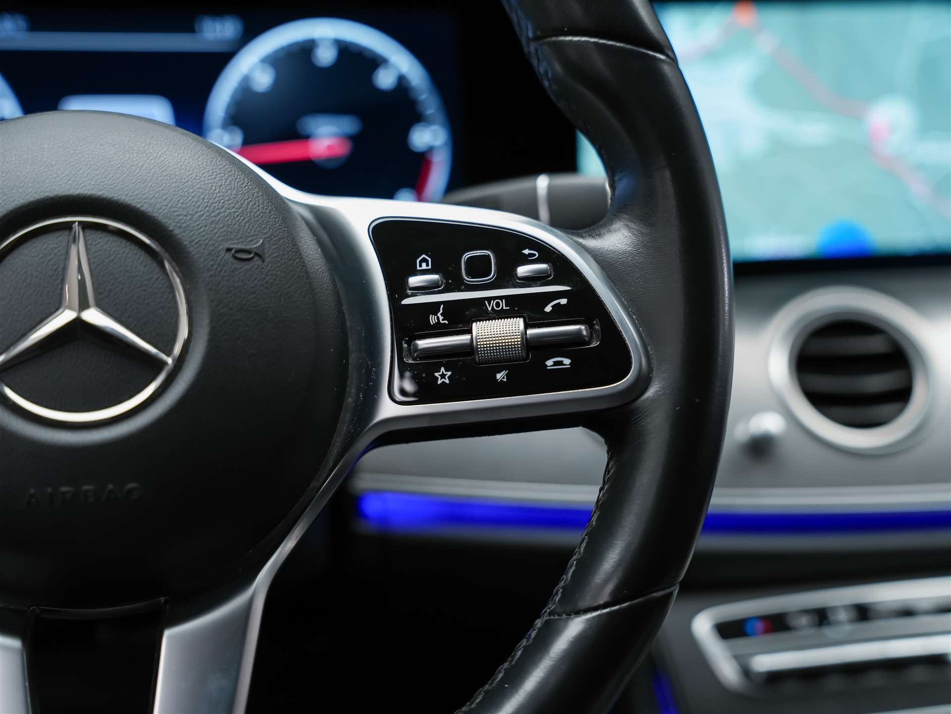 MERCEDES-BENZ E 220 d AMG Line 9G-Tronic *360° Kamera*Assistenten*Ambientebeleuchtung*-image-28
