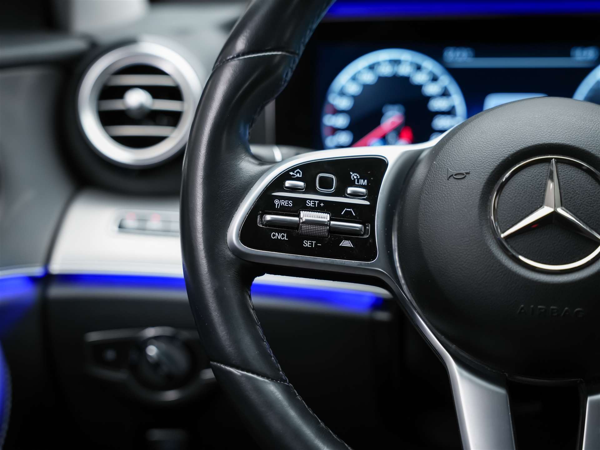 MERCEDES-BENZ E 220 d AMG Line 9G-Tronic *360° Kamera*Assistenten*Ambientebeleuchtung*-image-27