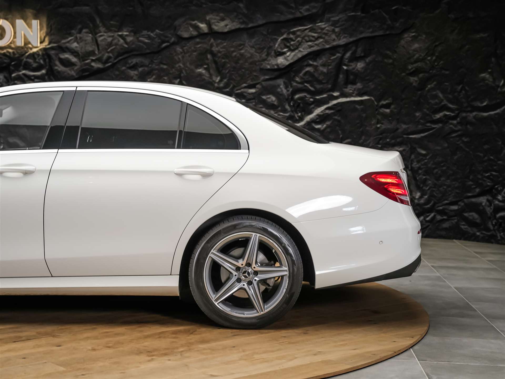 MERCEDES-BENZ E 220 d AMG Line 9G-Tronic *360° Kamera*Assistenten*Ambientebeleuchtung*-image-17