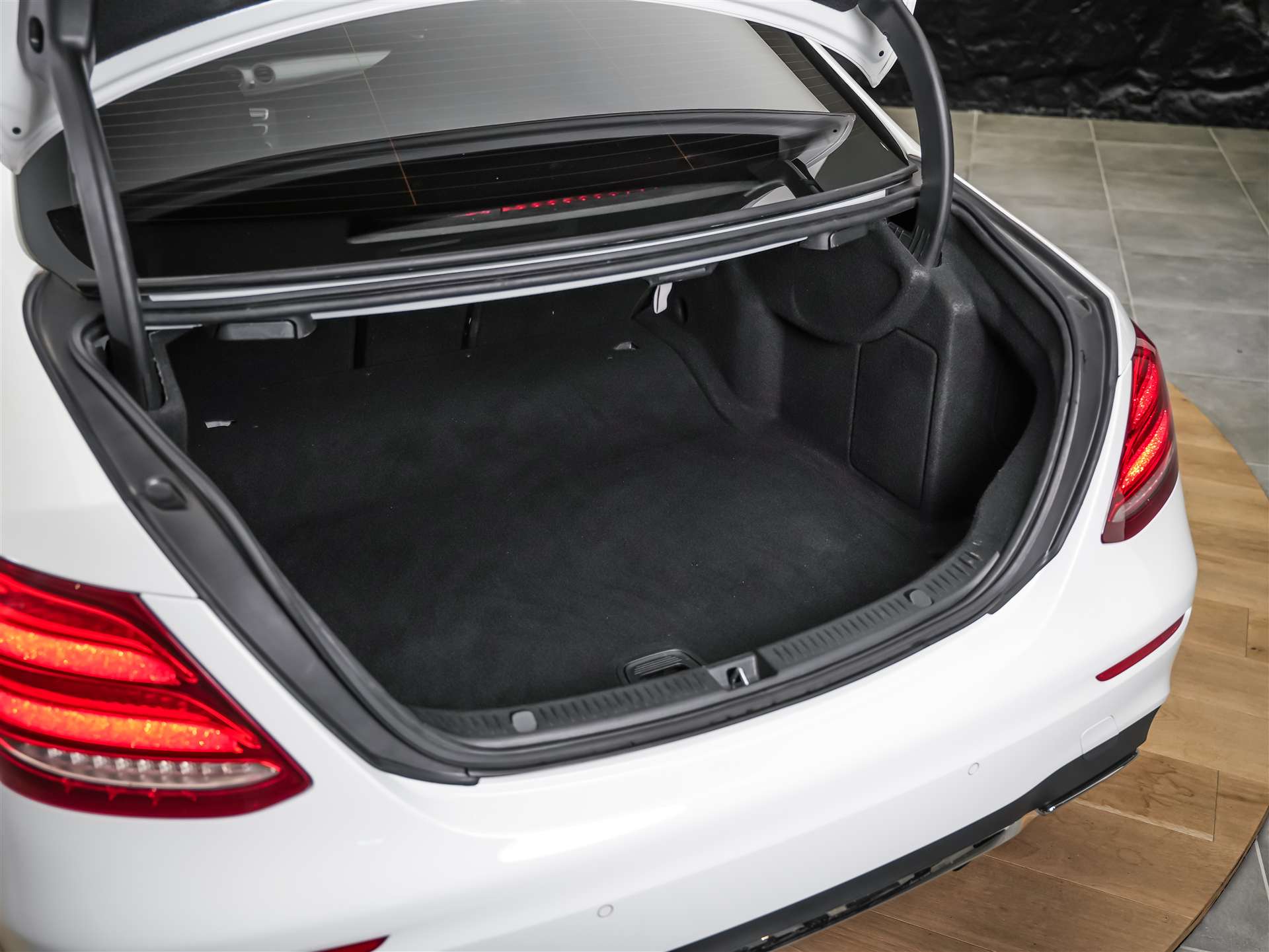 MERCEDES-BENZ E 220 d AMG Line 9G-Tronic *360° Kamera*Assistenten*Ambientebeleuchtung*-image-41