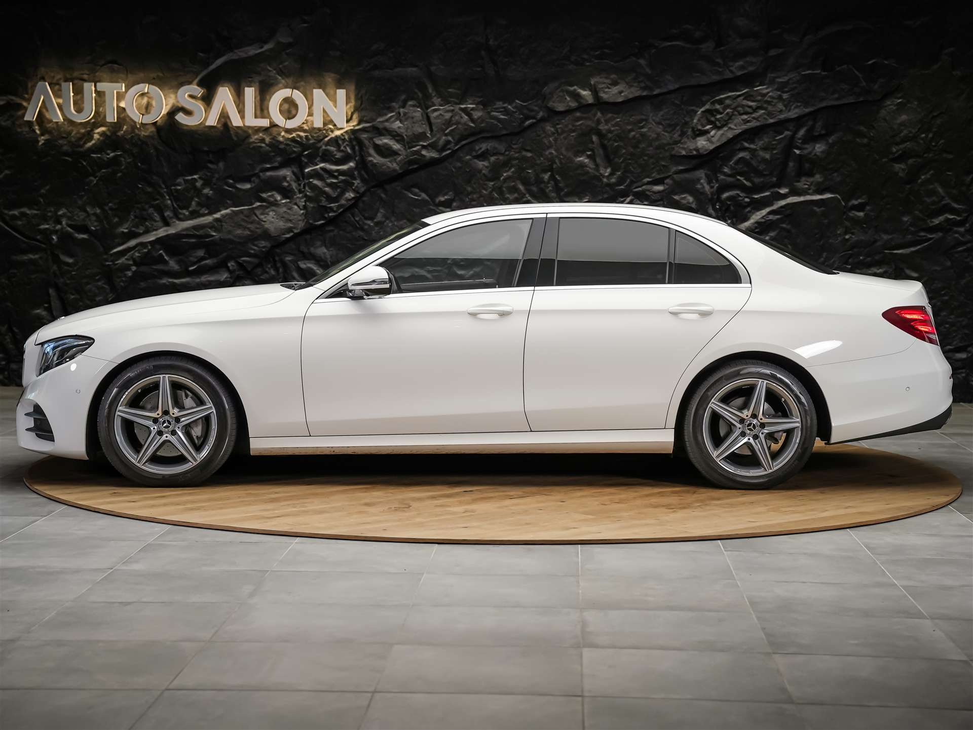 MERCEDES-BENZ E 220 d AMG Line 9G-Tronic *360° Kamera*Assistenten*Ambientebeleuchtung*-image-2