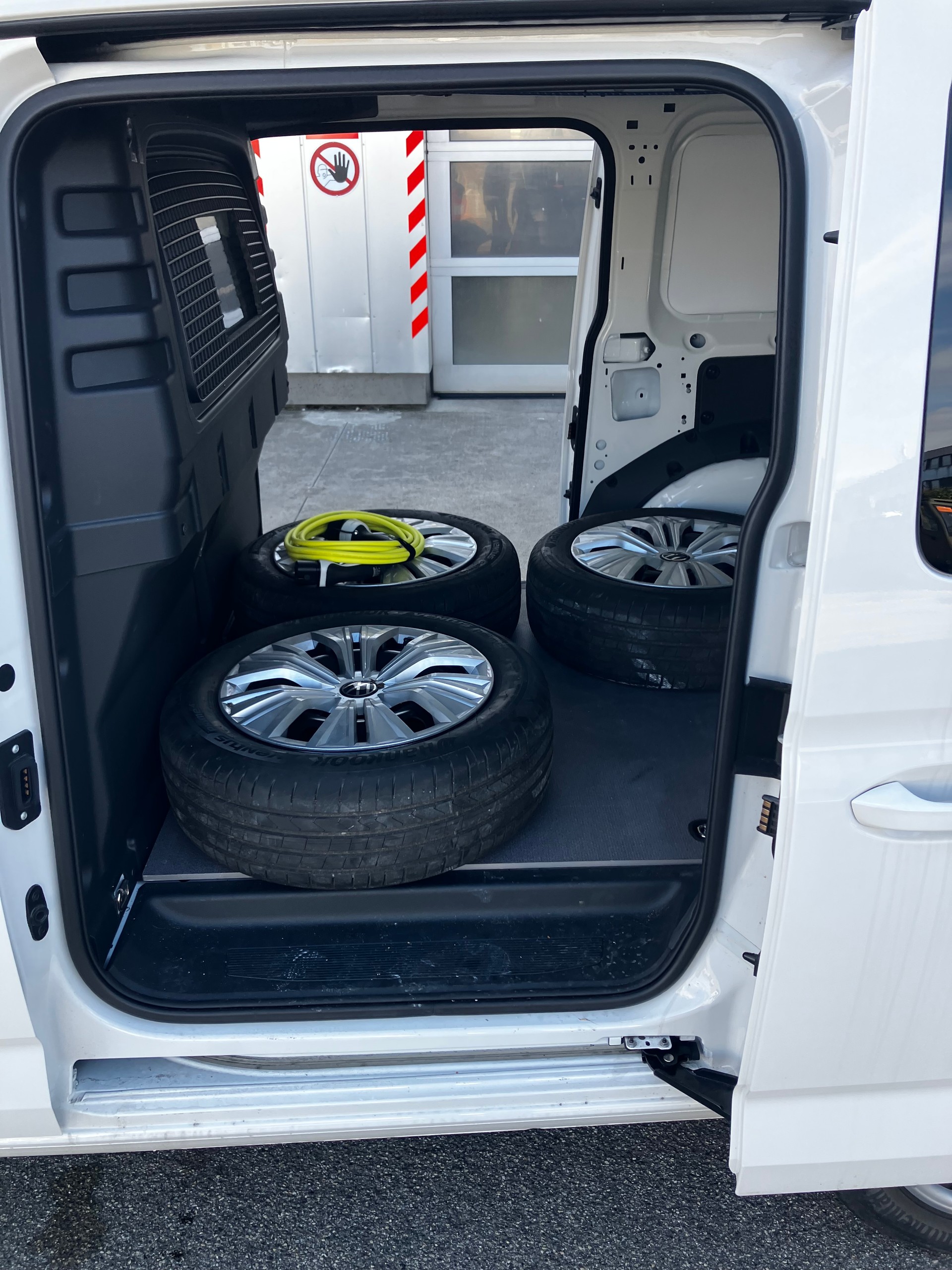 VW Caddy Cargo 1.5 TSI Plug in Hybrid DSG Maxi Entry-image-8