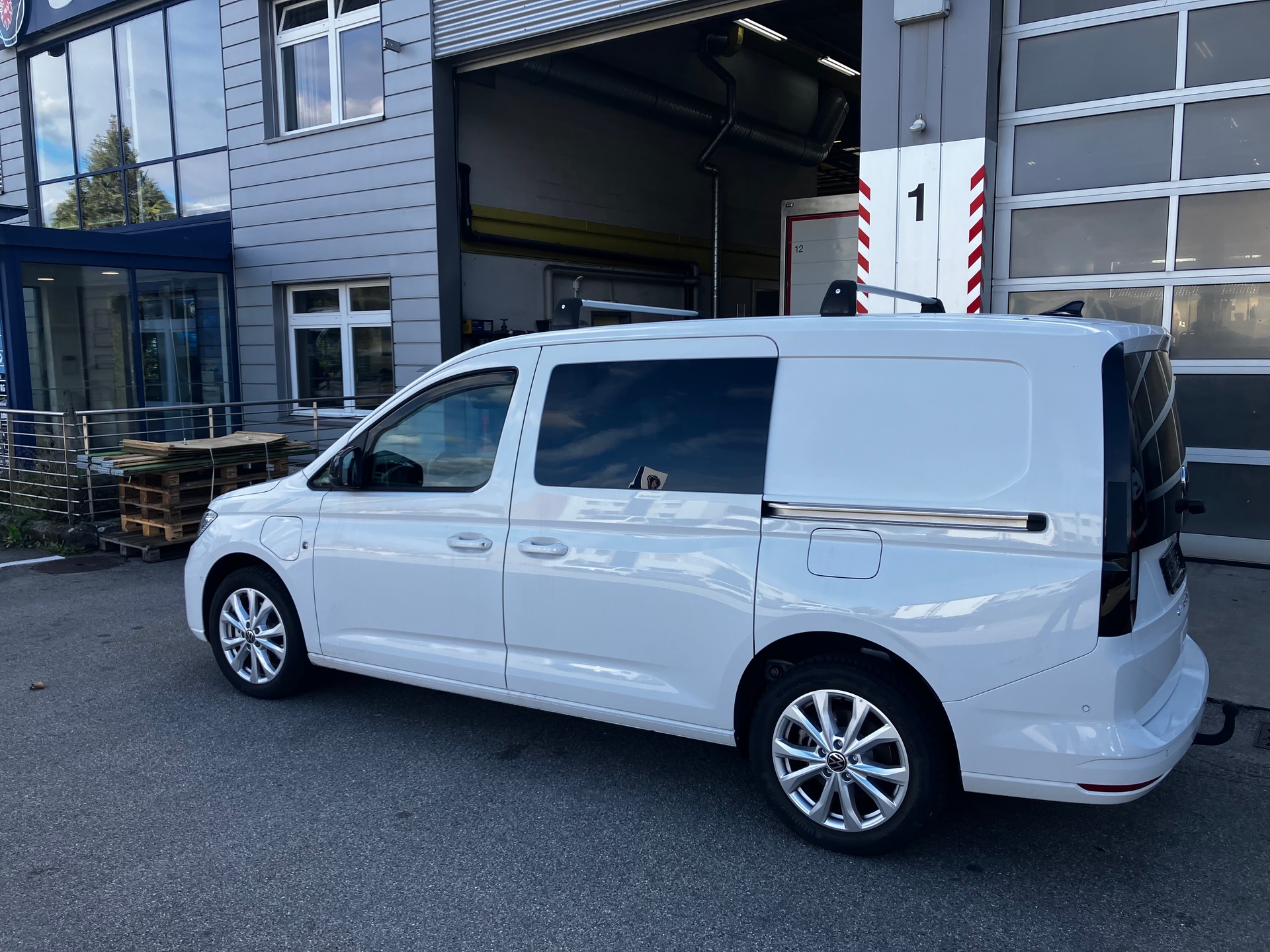VW Caddy Cargo 1.5 TSI Plug in Hybrid DSG Maxi Entry-image-3