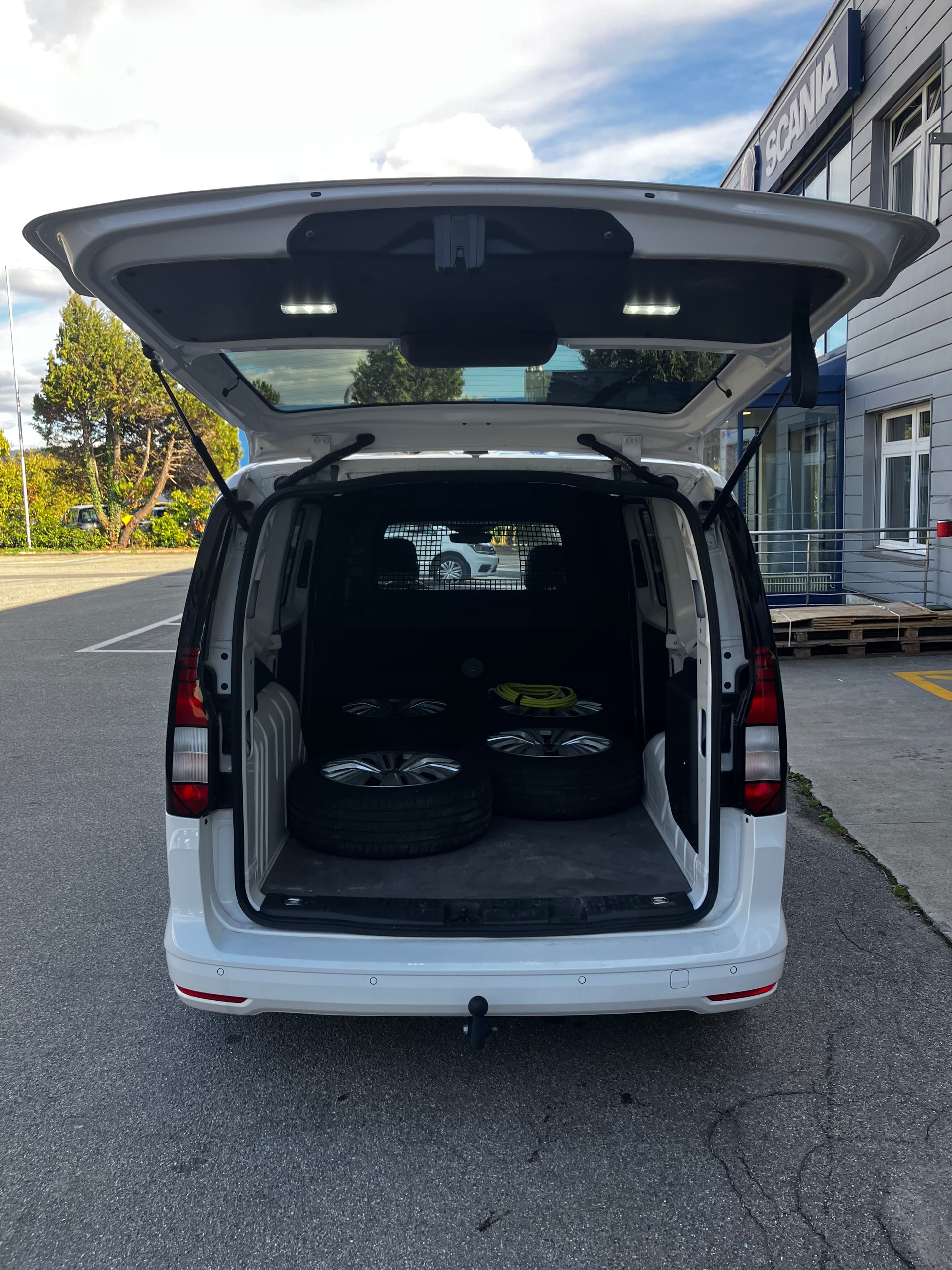 VW Caddy Cargo 1.5 TSI Plug in Hybrid DSG Maxi Entry-image-5