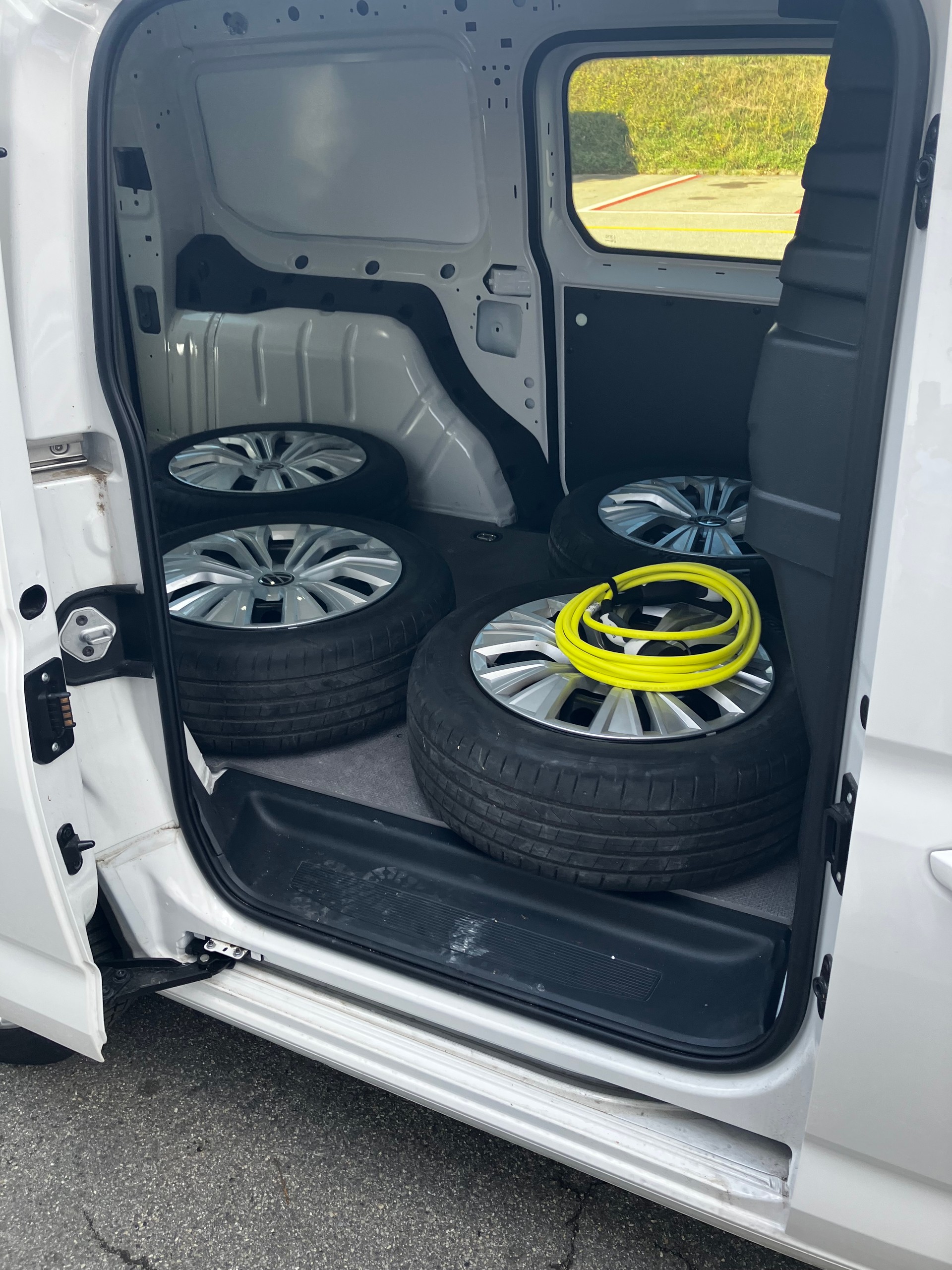 VW Caddy Cargo 1.5 TSI Plug in Hybrid DSG Maxi Entry-image-6