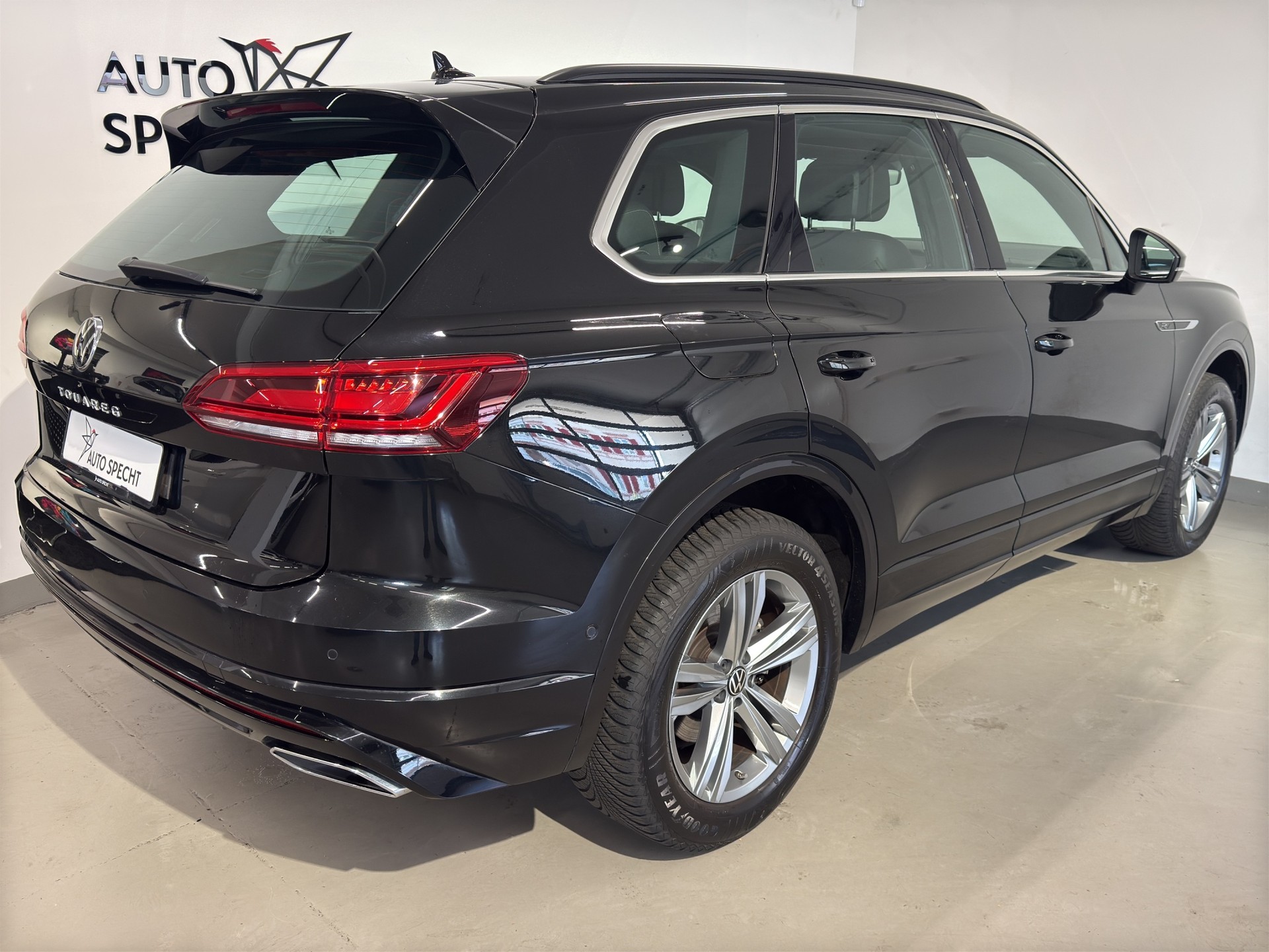 VW Touareg 3.0 TDI R Line Tiptronic-image-3