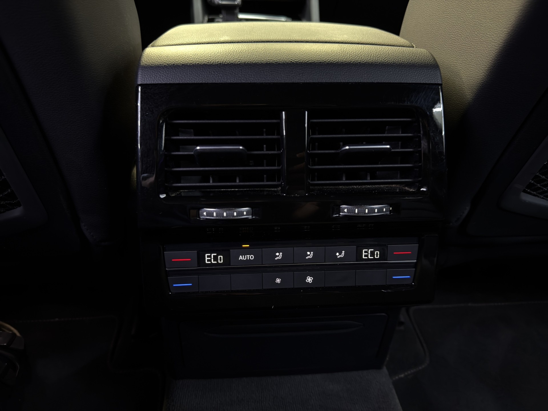 VW Touareg 3.0 TDI R Line Tiptronic-image-32