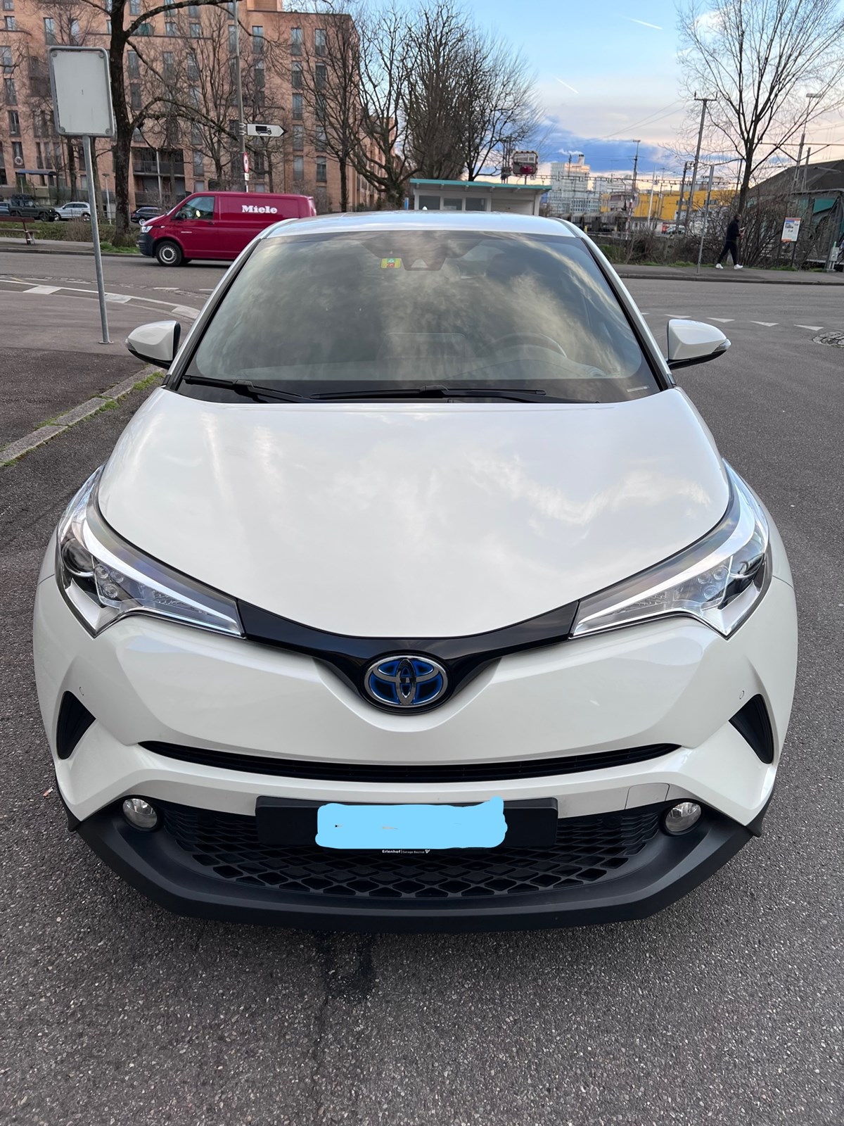 TOYOTA C-HR 1.8 HSD Premium CVT-image-3