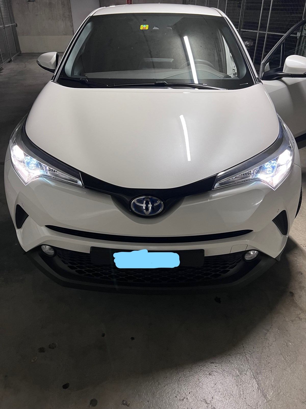 TOYOTA C-HR 1.8 HSD Premium CVT-image-4