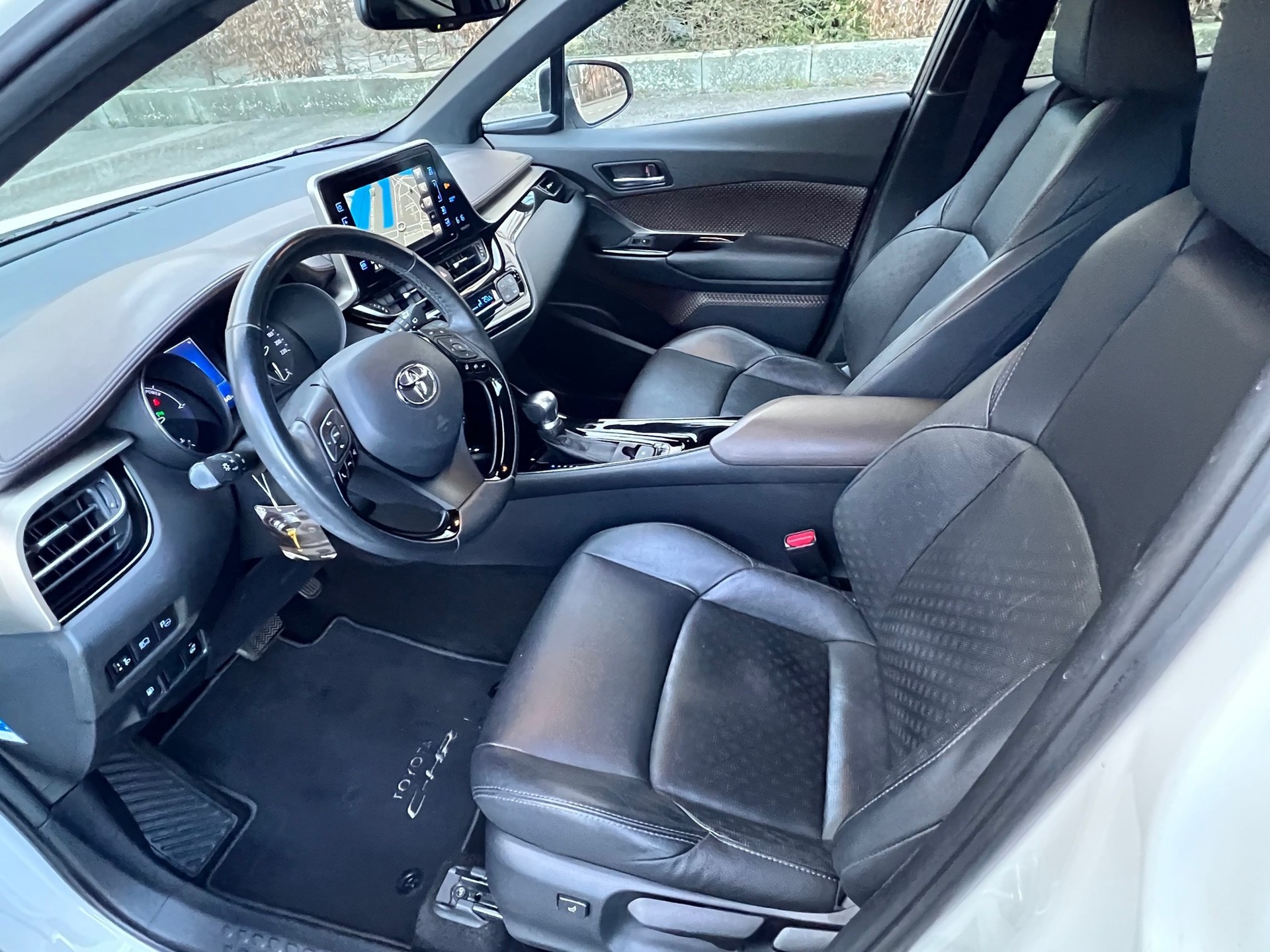 TOYOTA C-HR 1.8 HSD Premium CVT-image-8