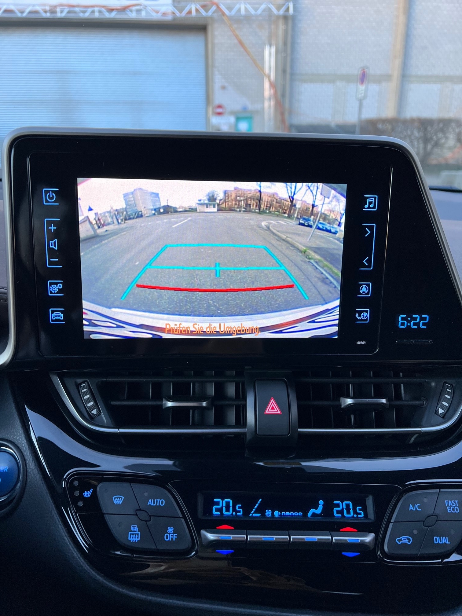 TOYOTA C-HR 1.8 HSD Premium CVT-image-12