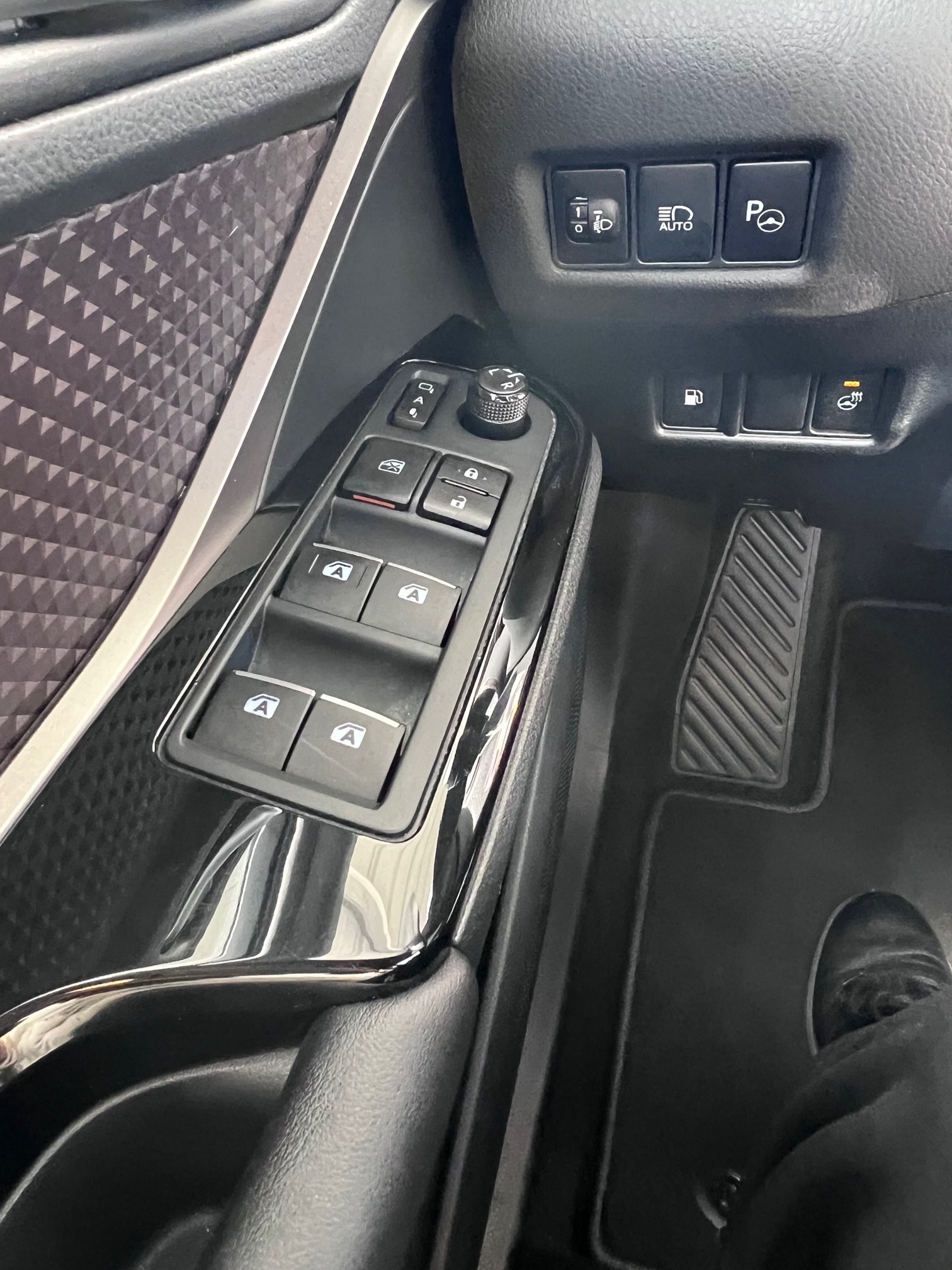 TOYOTA C-HR 1.8 HSD Premium CVT-image-14