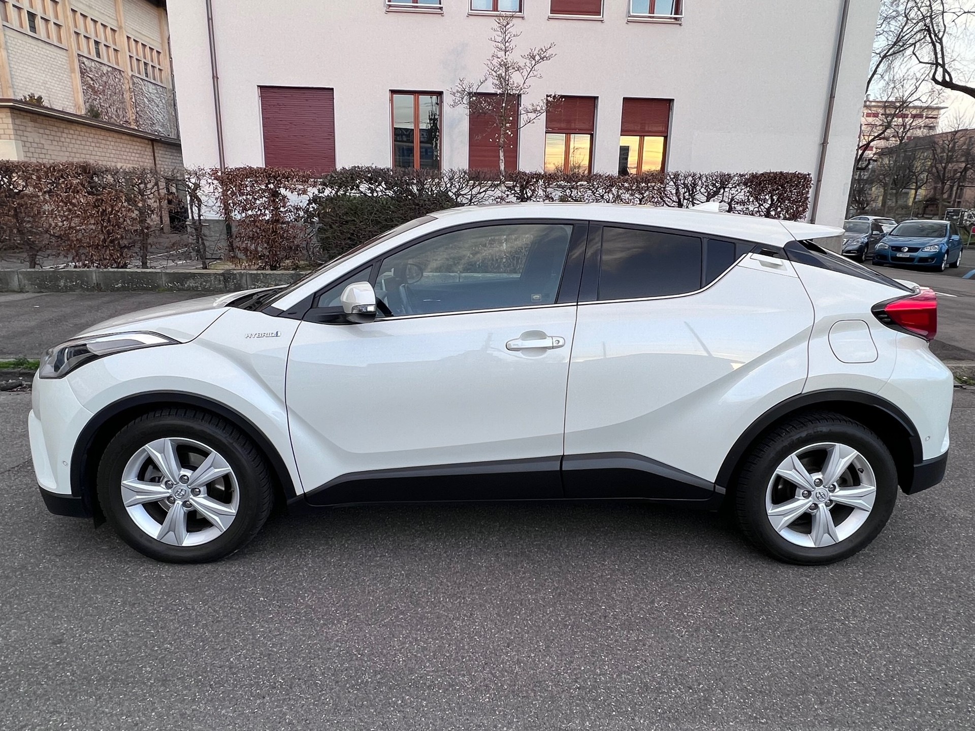 TOYOTA C-HR 1.8 HSD Premium CVT-image-1
