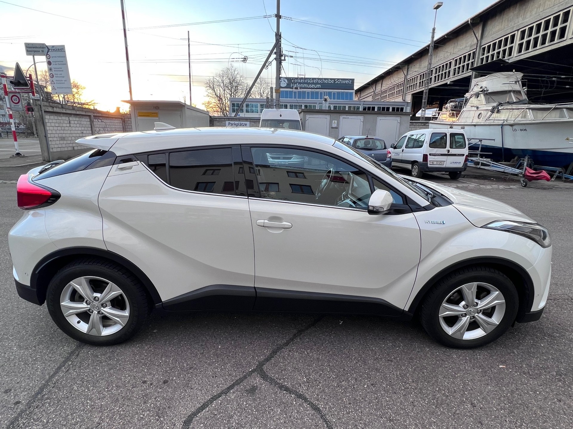 TOYOTA C-HR 1.8 HSD Premium CVT-image-2