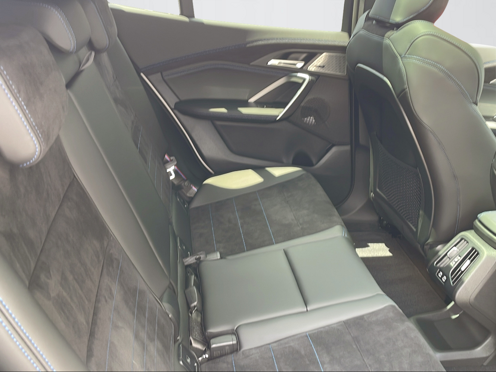 BMW iX2 xDrive 30 M Sport Pro-image-15