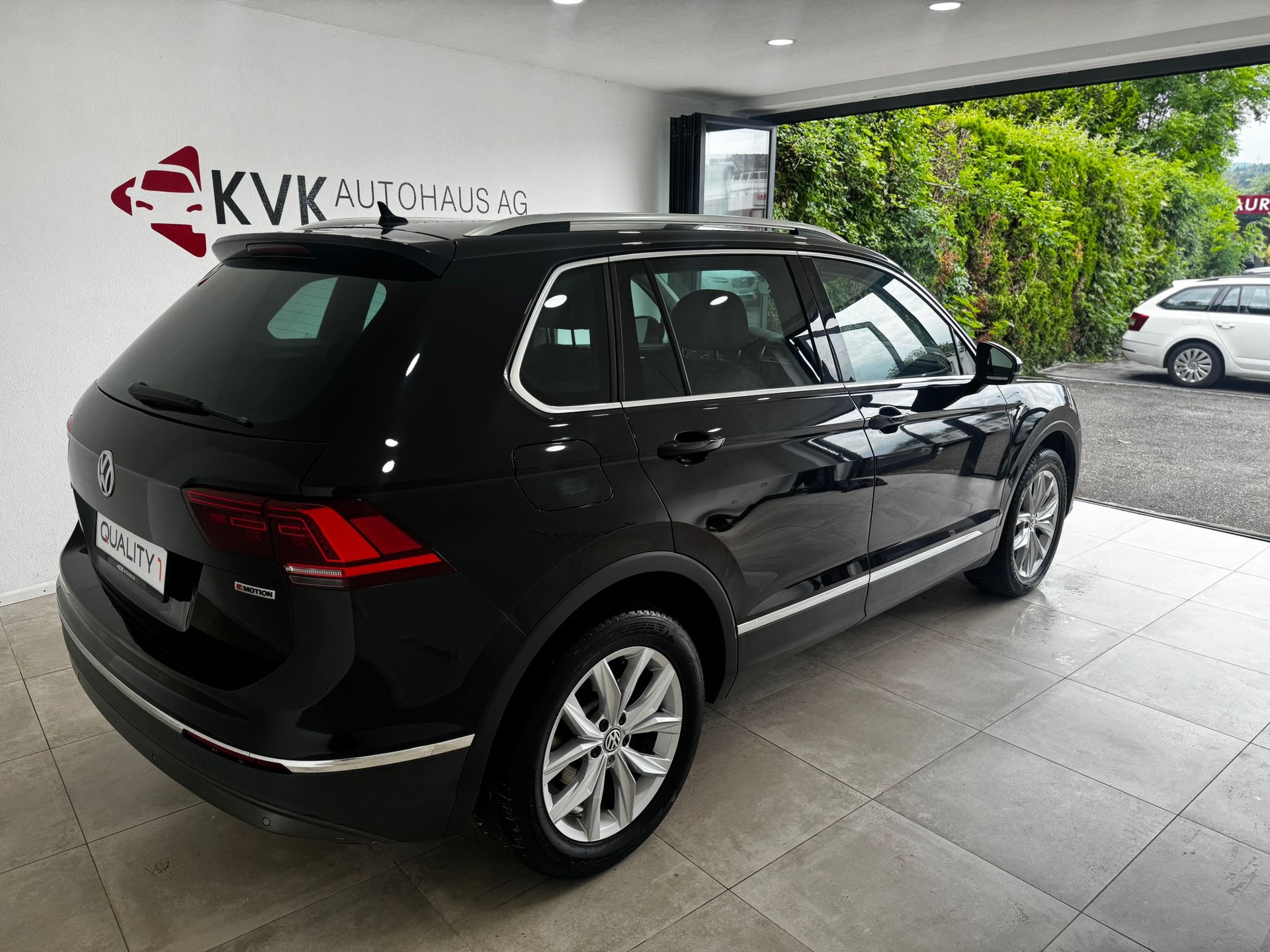 VW Tiguan 2.0TSI Highline 4Motion DSG **8Fachbereift**-showroom-element-3