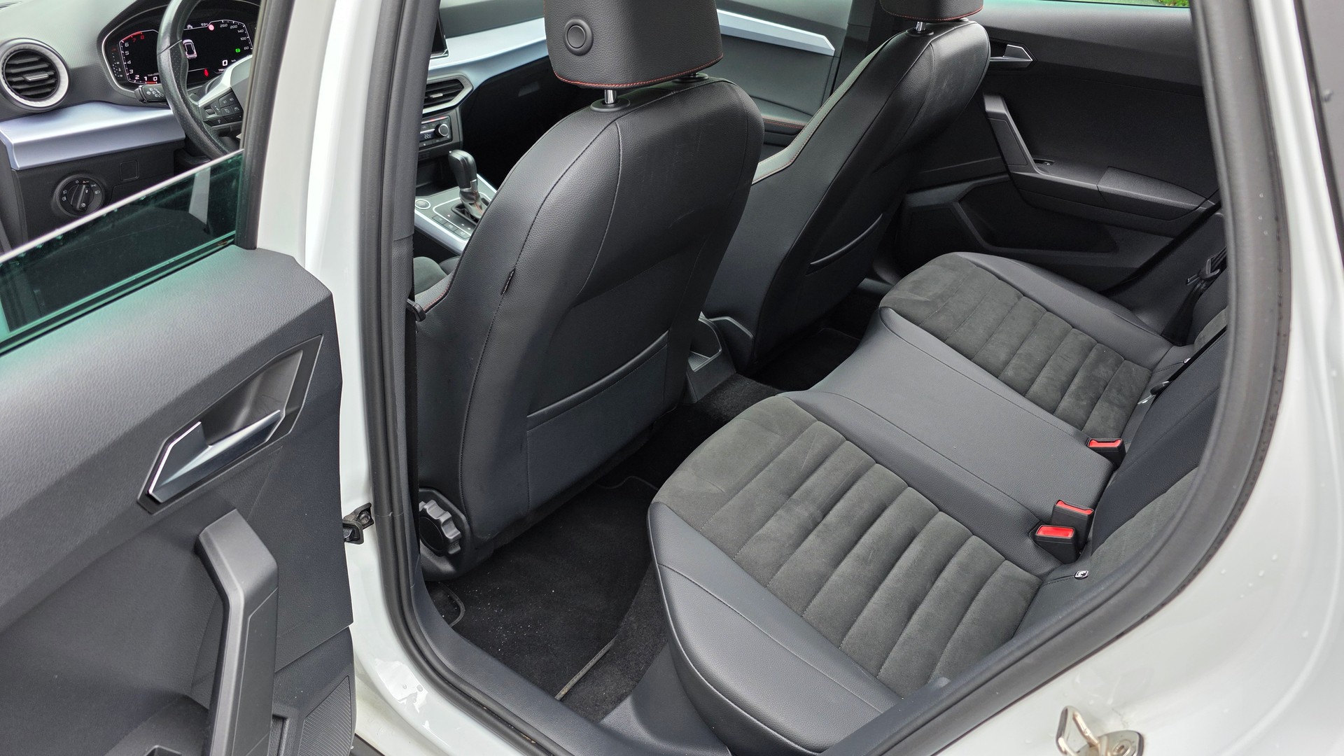 SEAT Arona 1.5 Eco TSI FR DSG-image-10