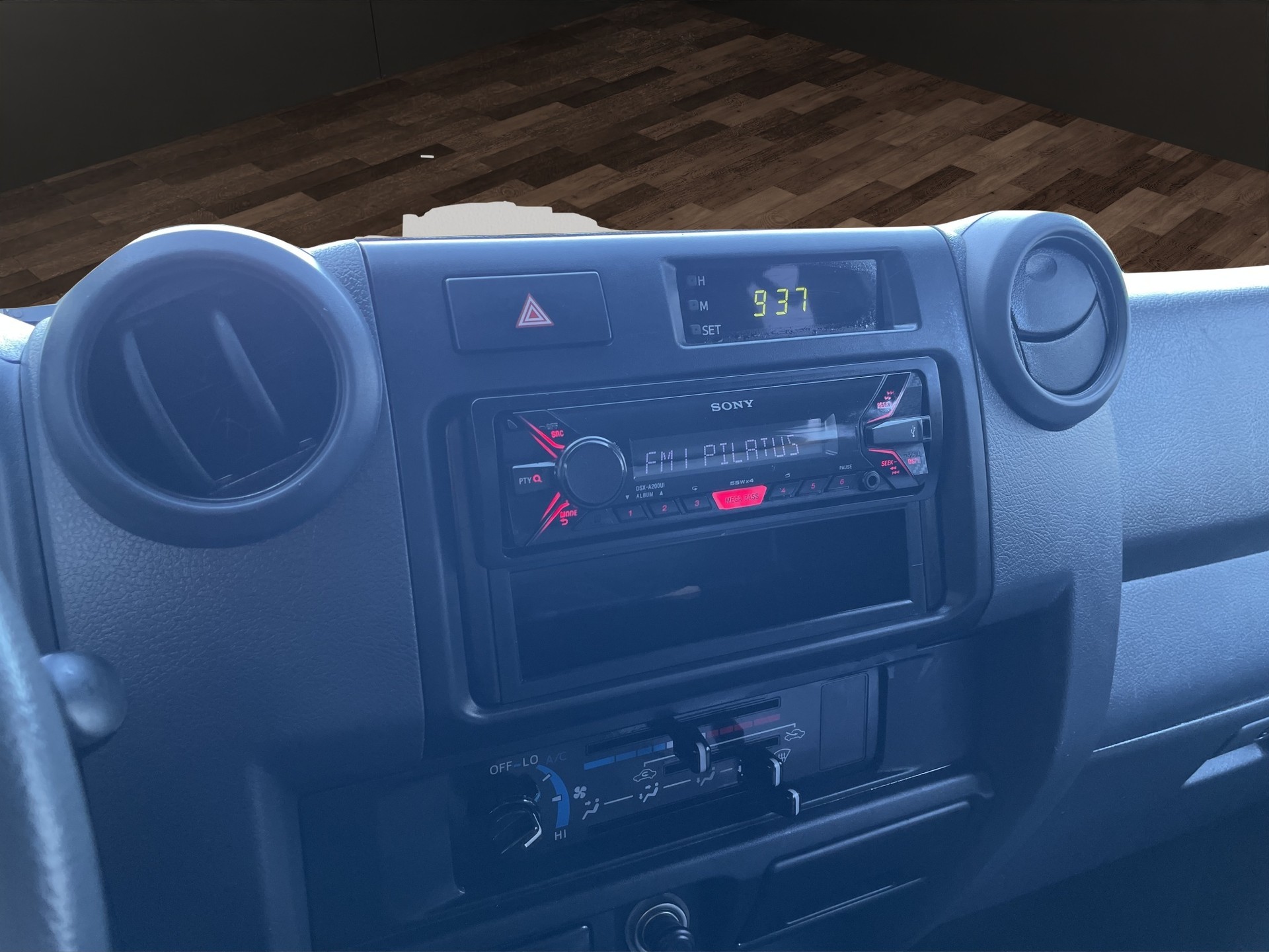 TOYOTA Land Cruiser HZJ 76 4.2 D-image-10