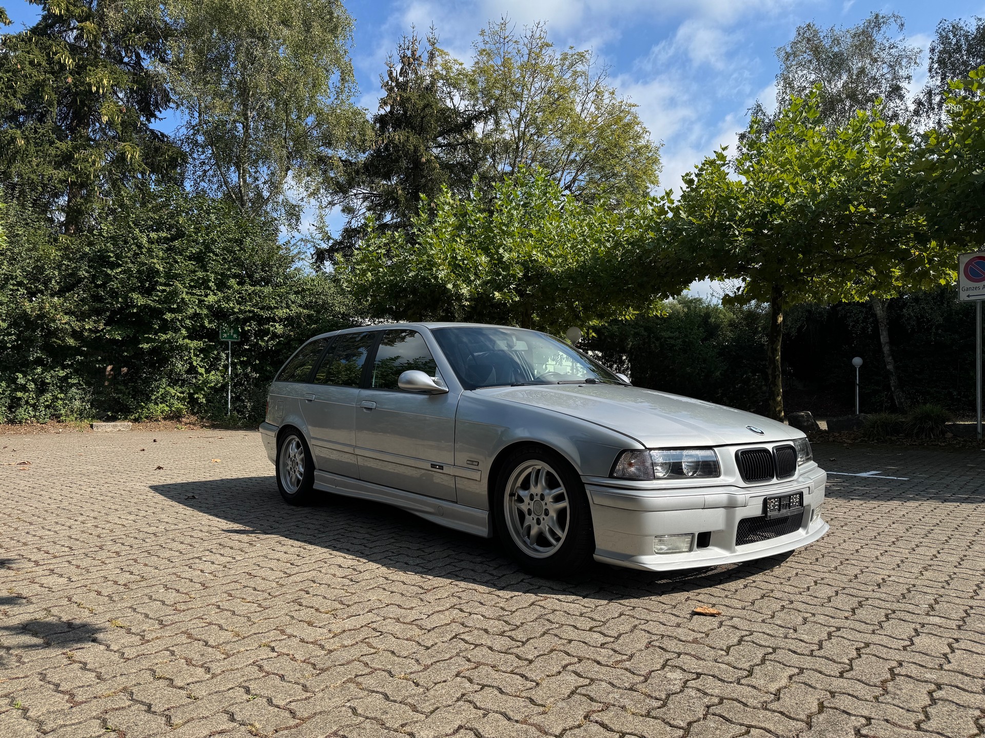 BMW 328i Touring Sport-image-1