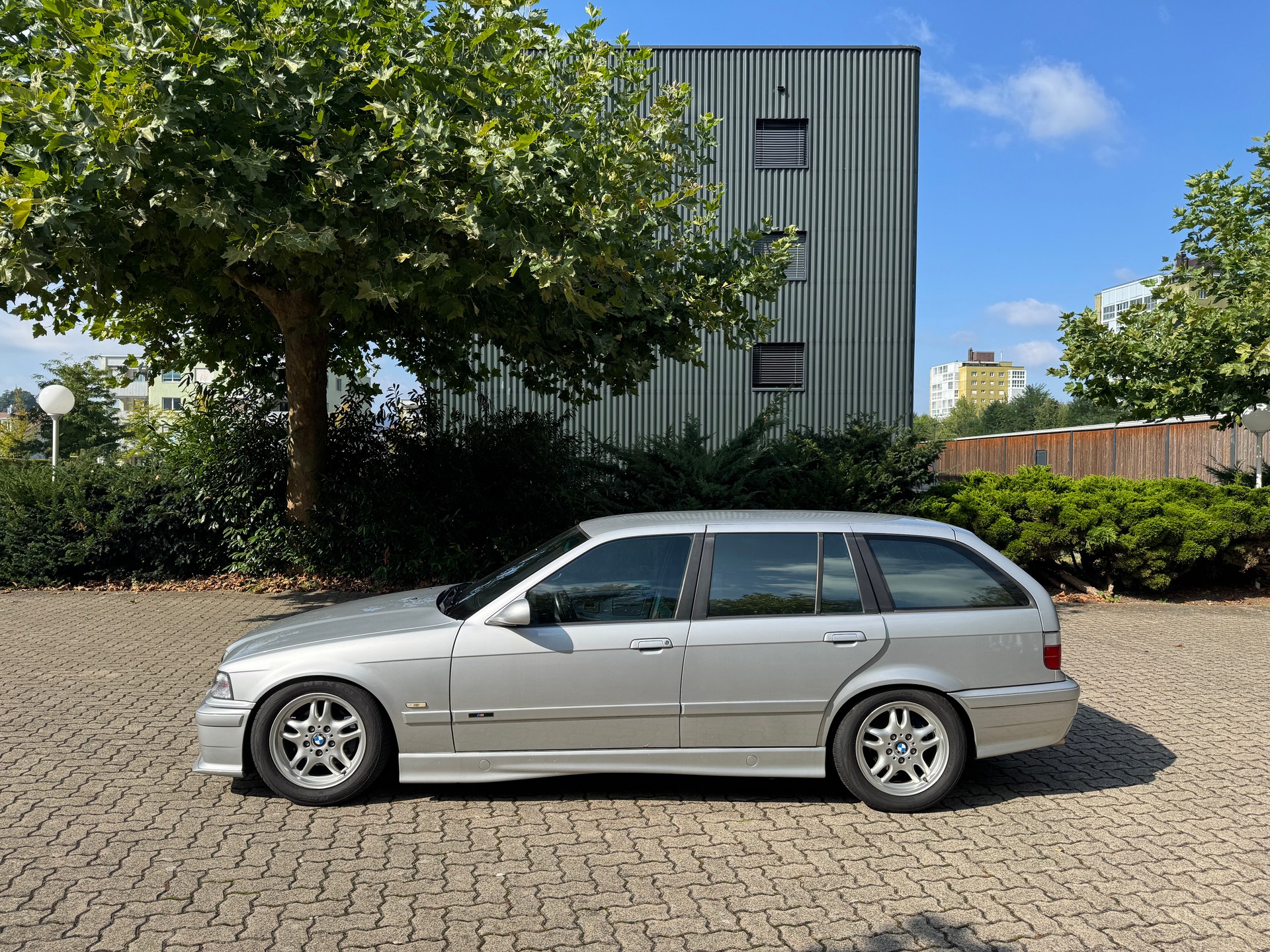 BMW 328i Touring Sport-image-2